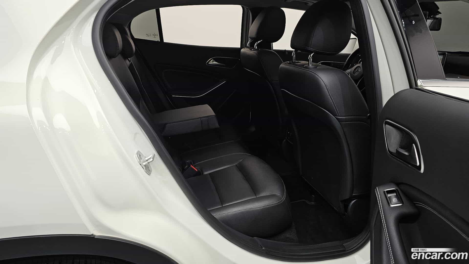 GLA-Class Mercedes-Benz 2015.11-OPTION-015
