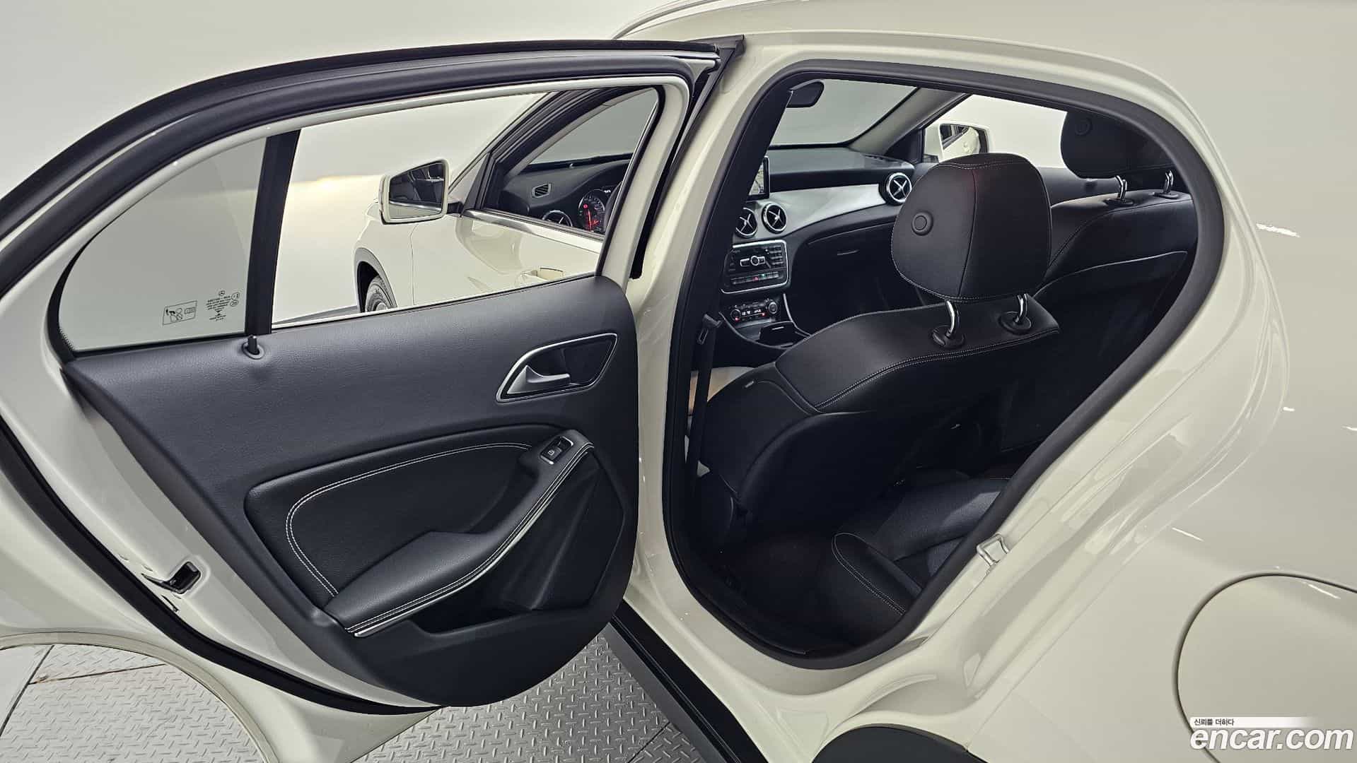 GLA-Class Mercedes-Benz 2015.11-OPTION-016