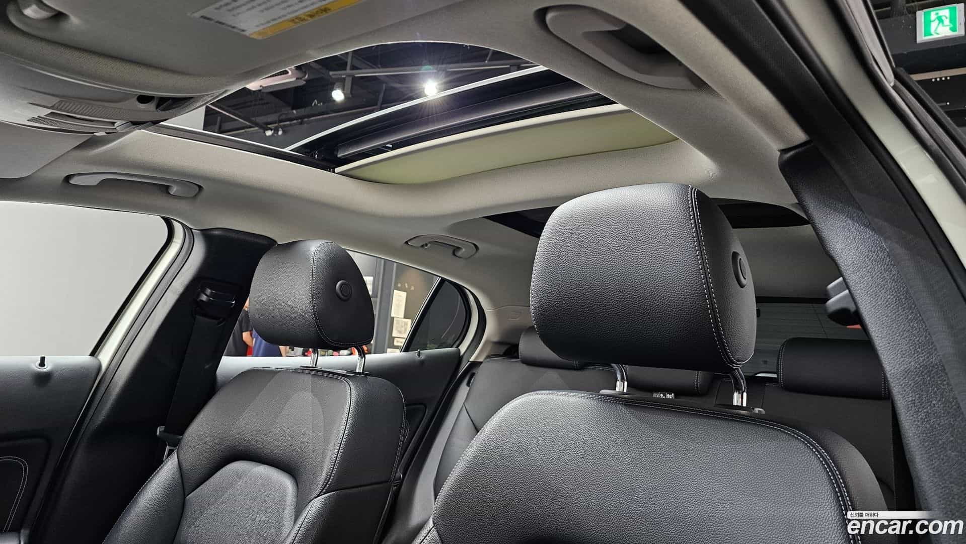 GLA-Class Mercedes-Benz 2015.11-OPTION-020
