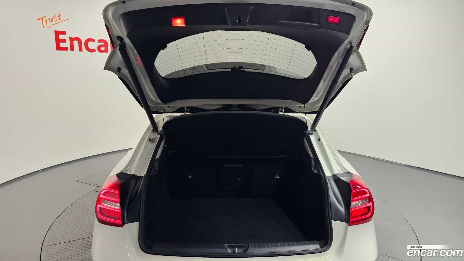 GLA-Class Mercedes-Benz 2015.11-OPTION-022