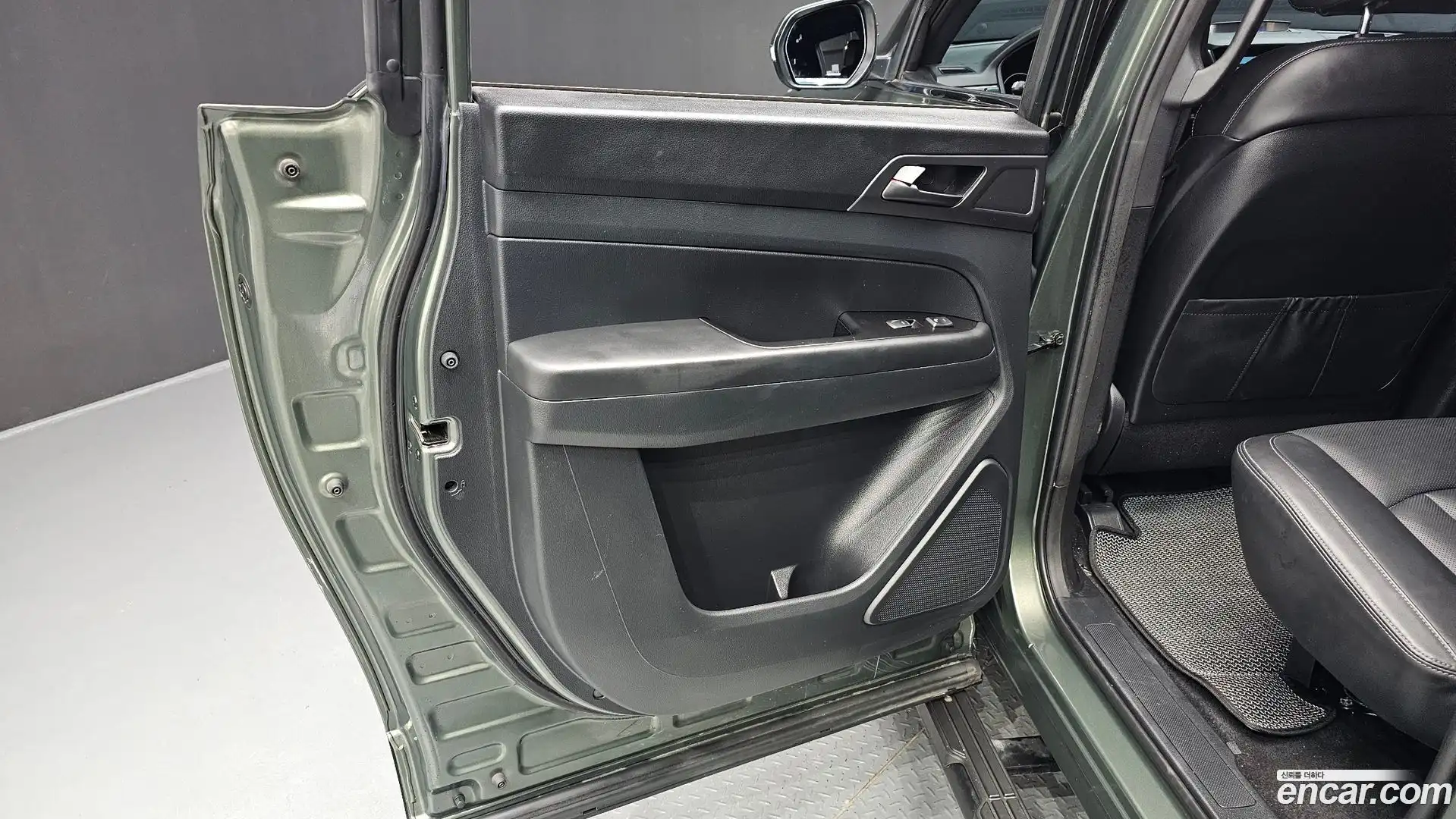 Rexton KG Mobility 2022.10-INNER-035