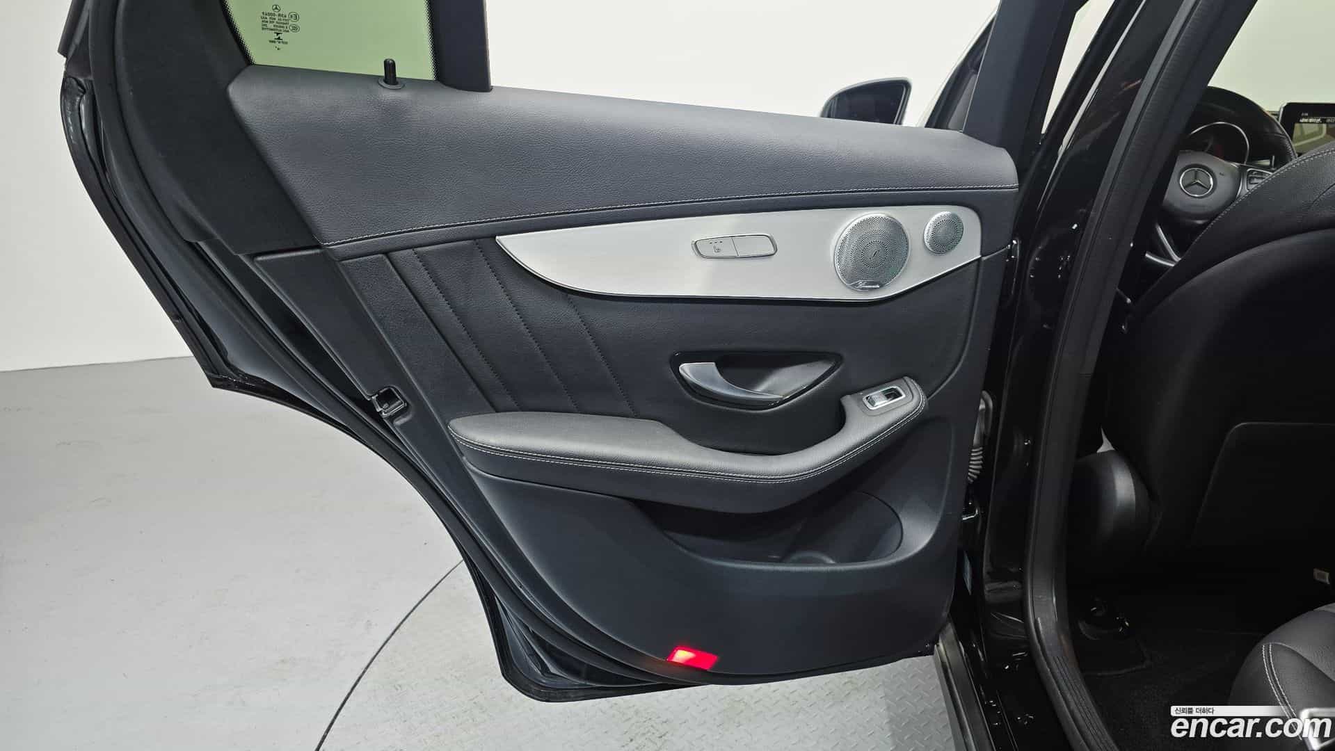 GLC-Class Mercedes-Benz 2019.4-INNER-035