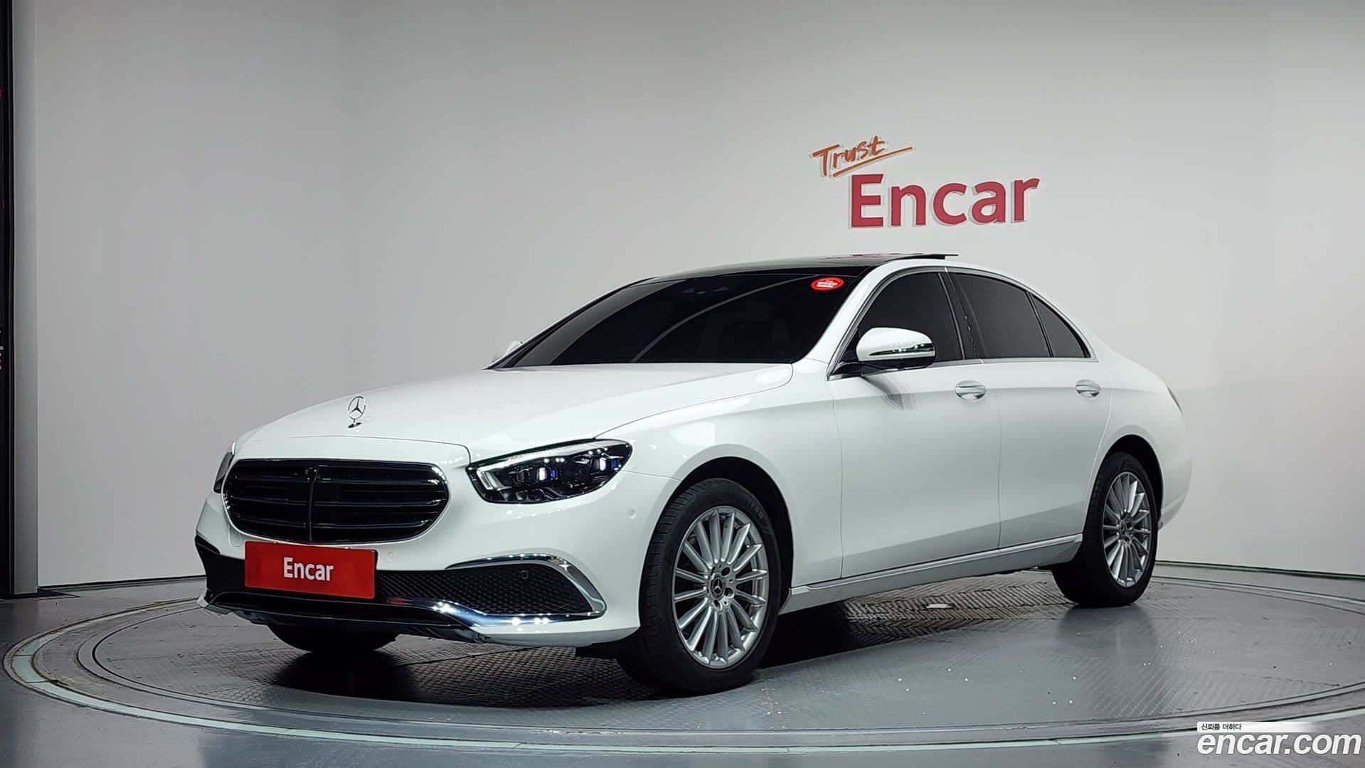 Main__Slider__Photo:E-Class Mercedes-Benz 2023.7-0