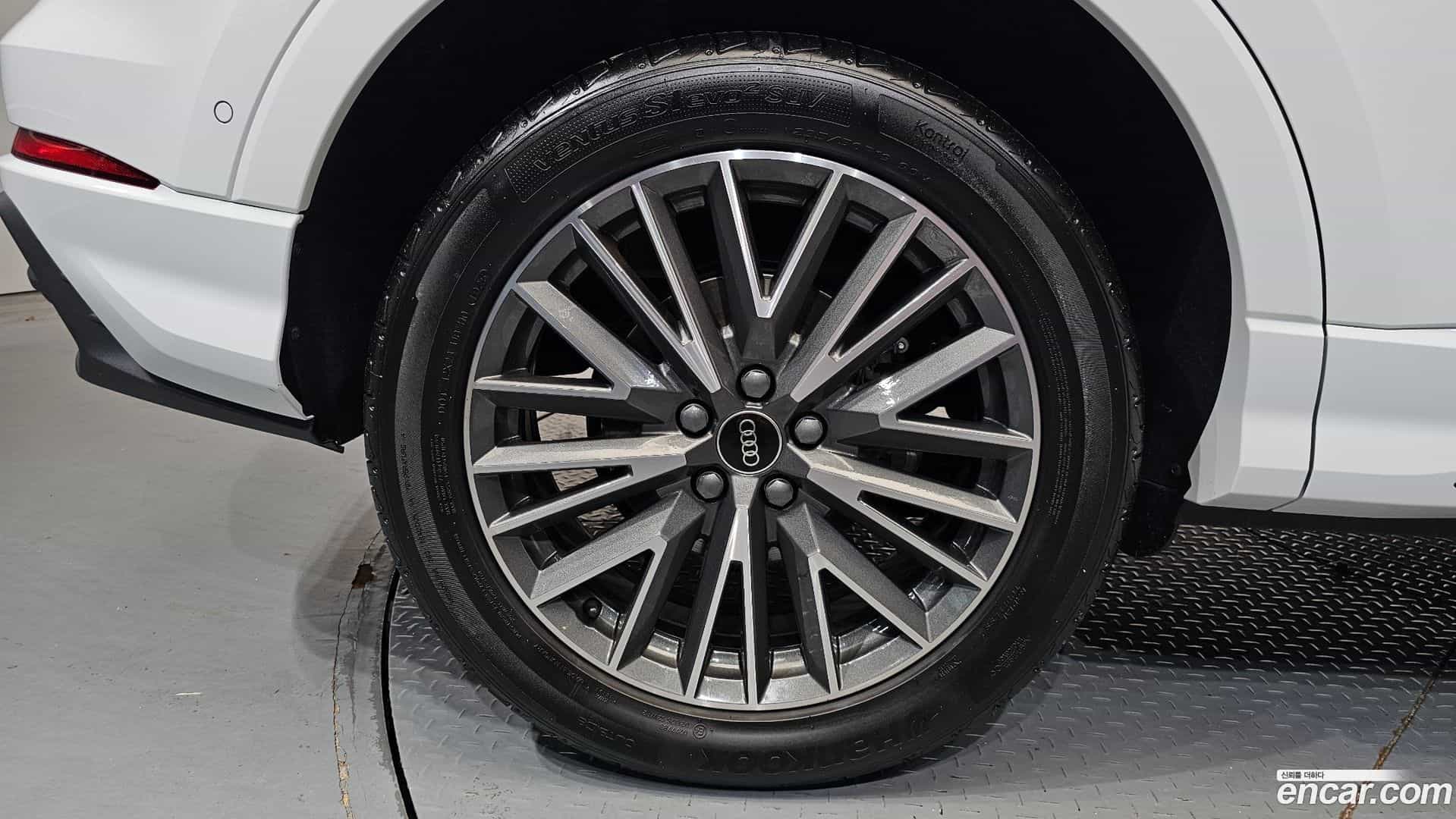 Q3 Audi 2025.10-OUTER-031
