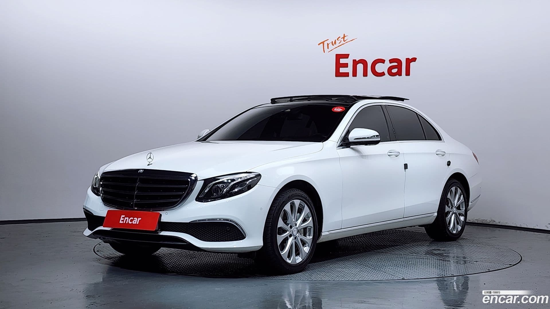 Main__Slider__Photo:E-Class Mercedes-Benz 2016.9-0