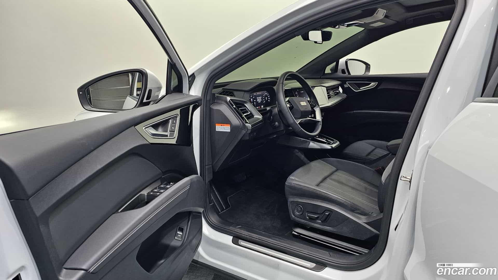 Q4 e-tron Audi 2025.5-INNER-010