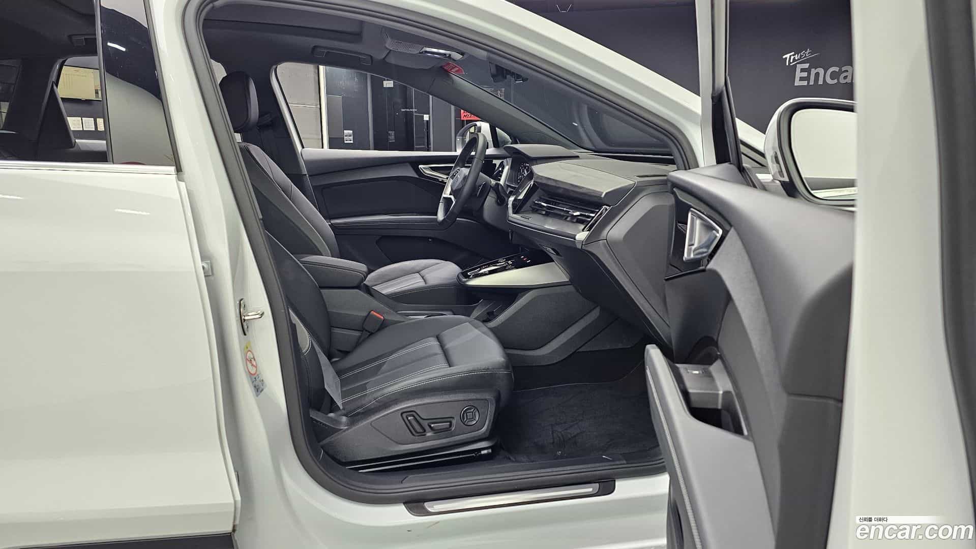 Q4 e-tron Audi 2025.5-INNER-036