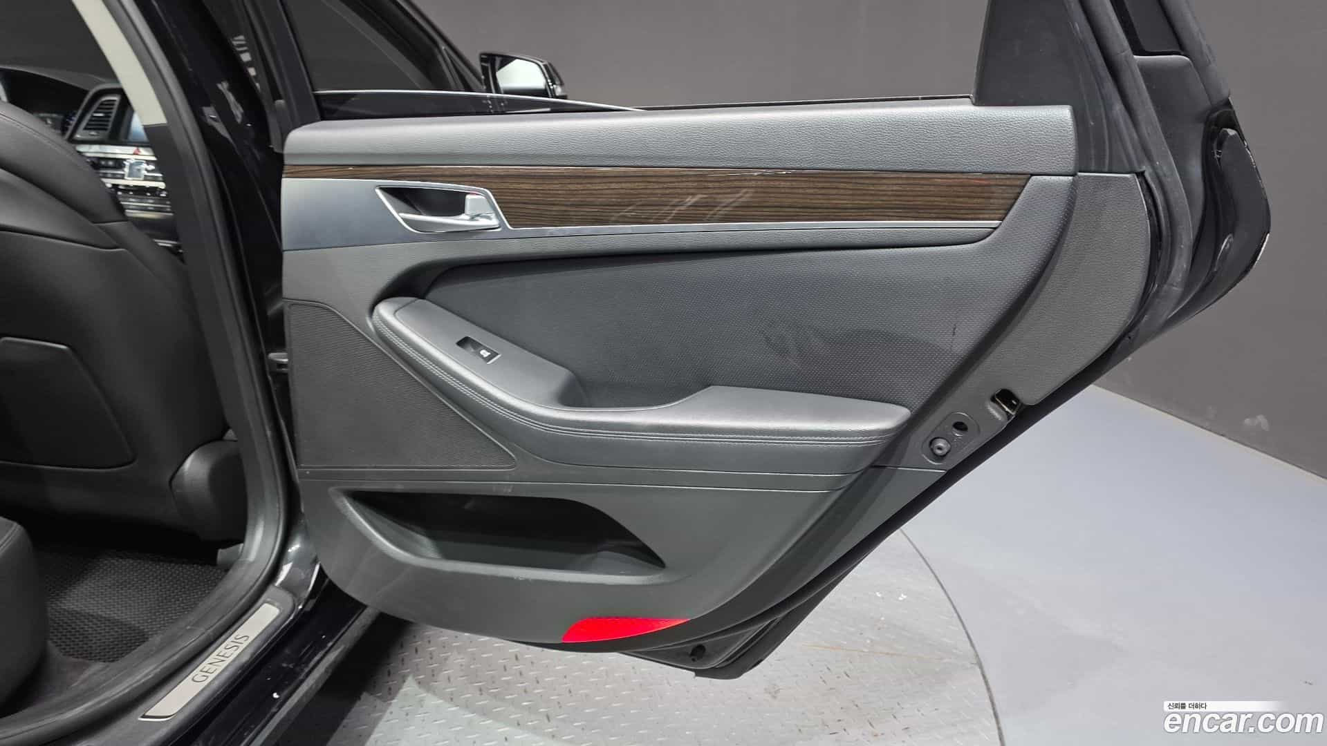 G80 Genesis 2017.0-INNER-035