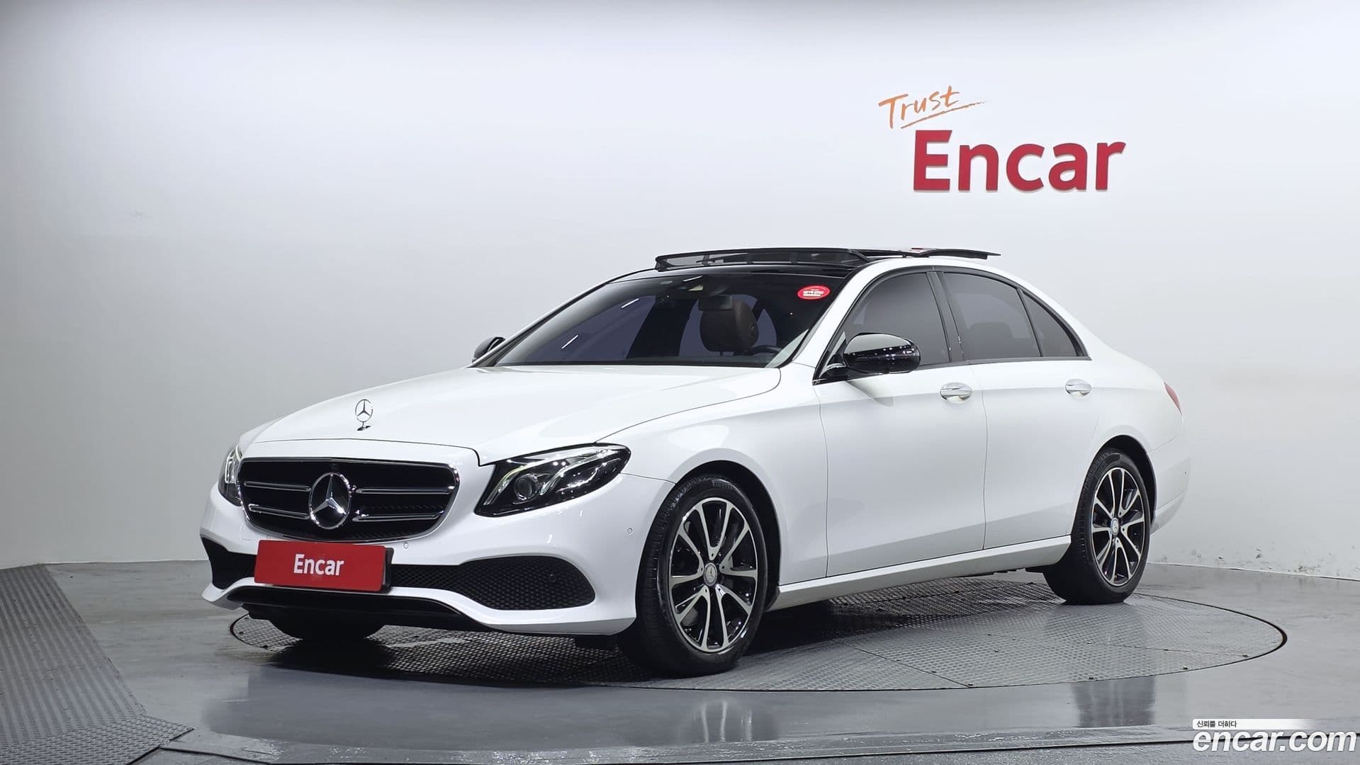 Main__Slider__Photo:E-Class Mercedes-Benz 2016.6-0