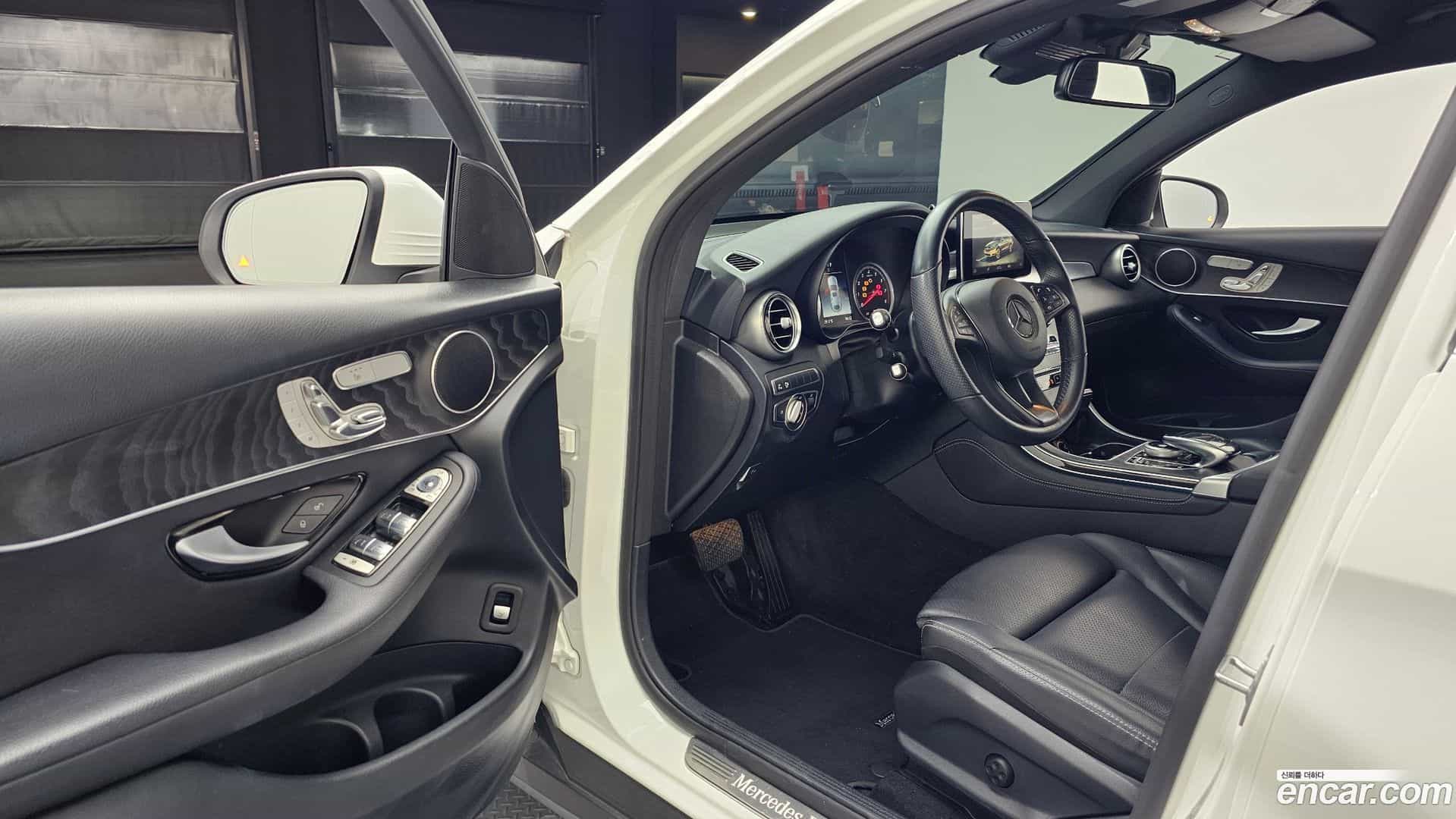 GLC-Class Mercedes-Benz 2019.3-INNER-010