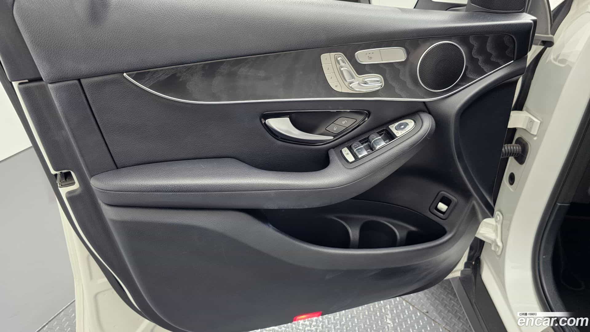 GLC-Class Mercedes-Benz 2019.3-INNER-034