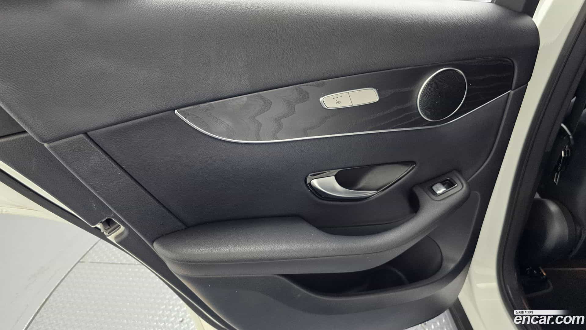 GLC-Class Mercedes-Benz 2019.3-INNER-035