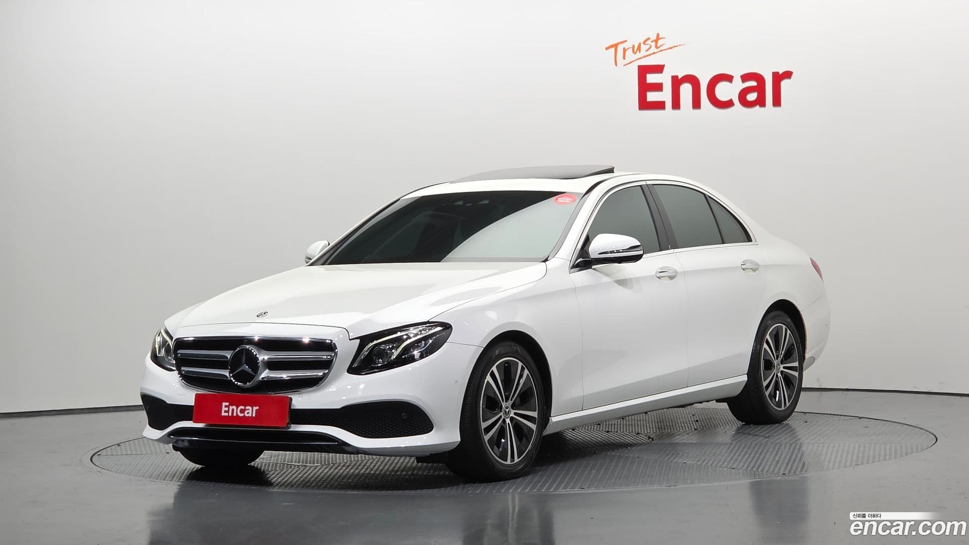 Main__Slider__Photo:E-Class Mercedes-Benz 2020.6-0