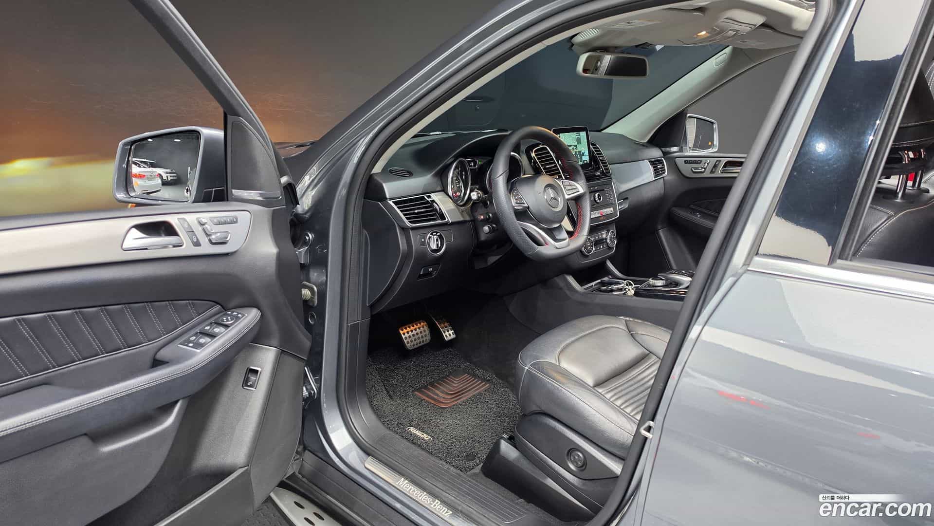 GLE-Class Mercedes-Benz 2018.8-INNER-010