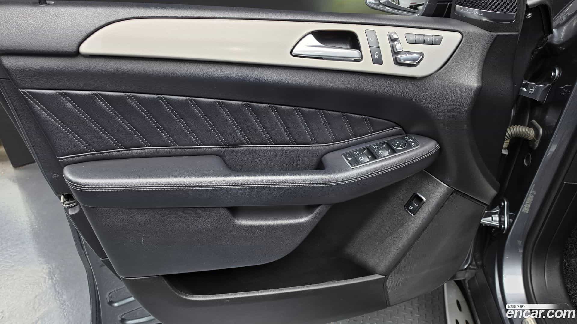 GLE-Class Mercedes-Benz 2018.8-INNER-034