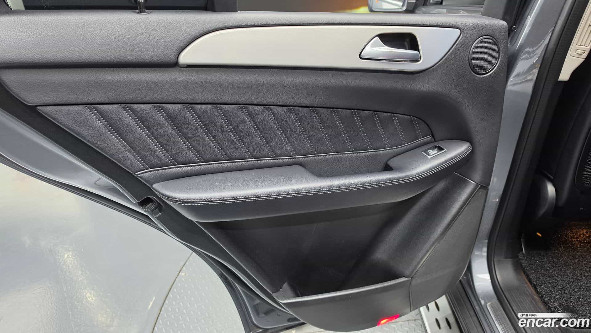 GLE-Class Mercedes-Benz 2018.8-INNER-035