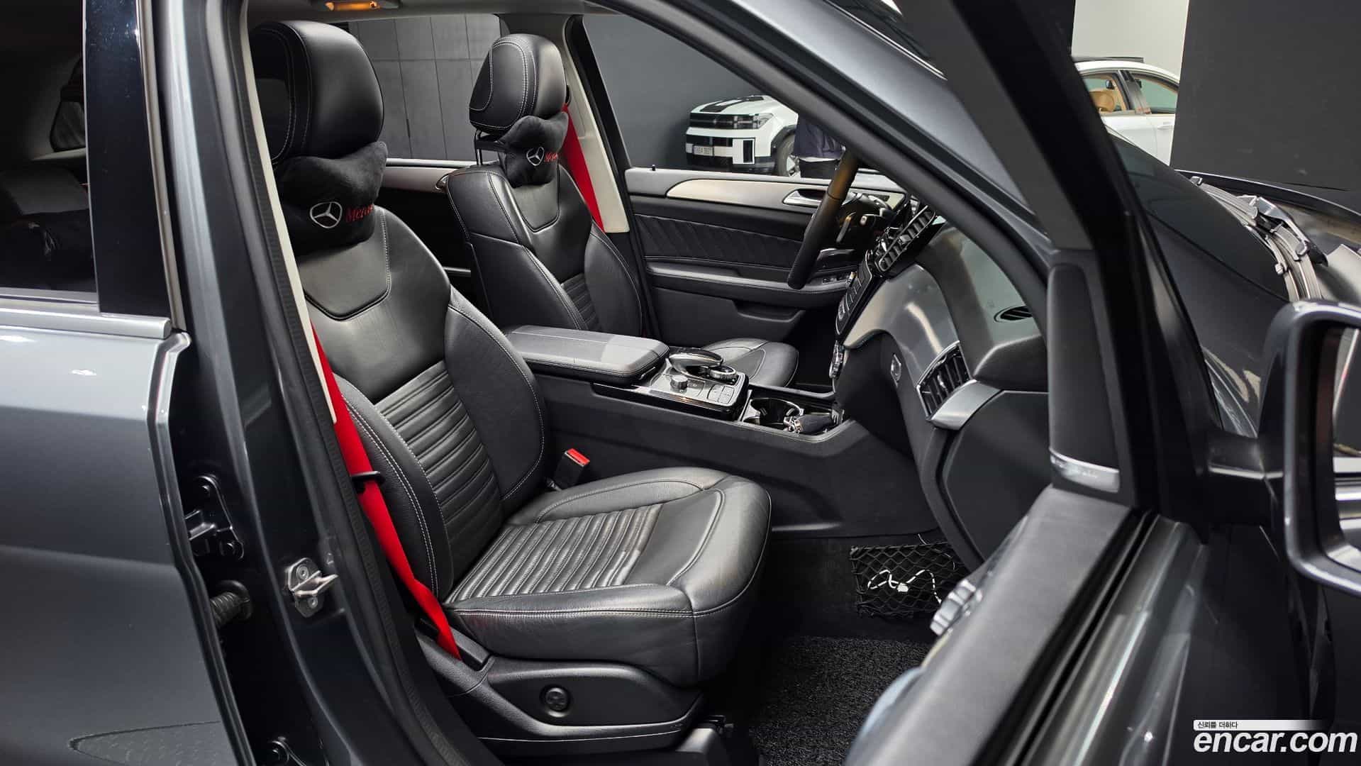 GLE-Class Mercedes-Benz 2018.8-INNER-036