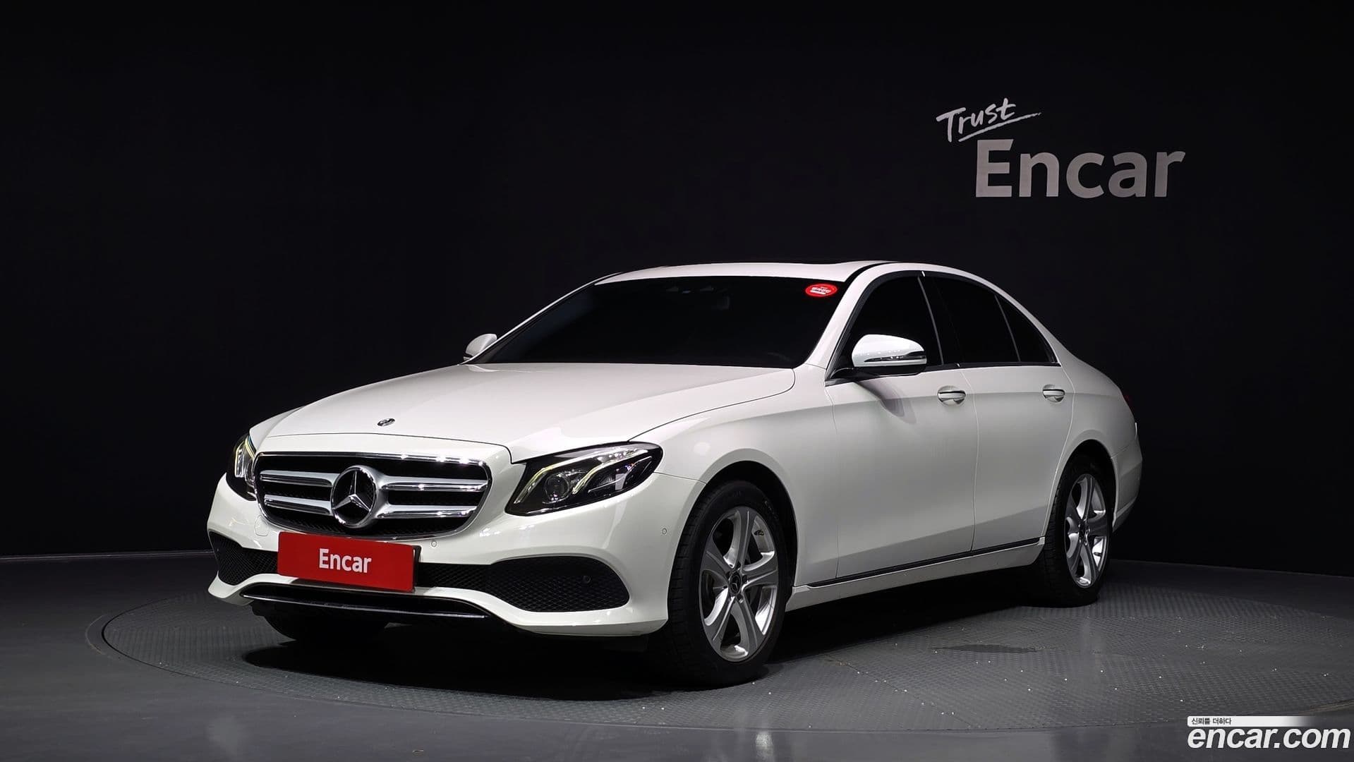Main__Slider__Photo:E-Class Mercedes-Benz 2017.8-0
