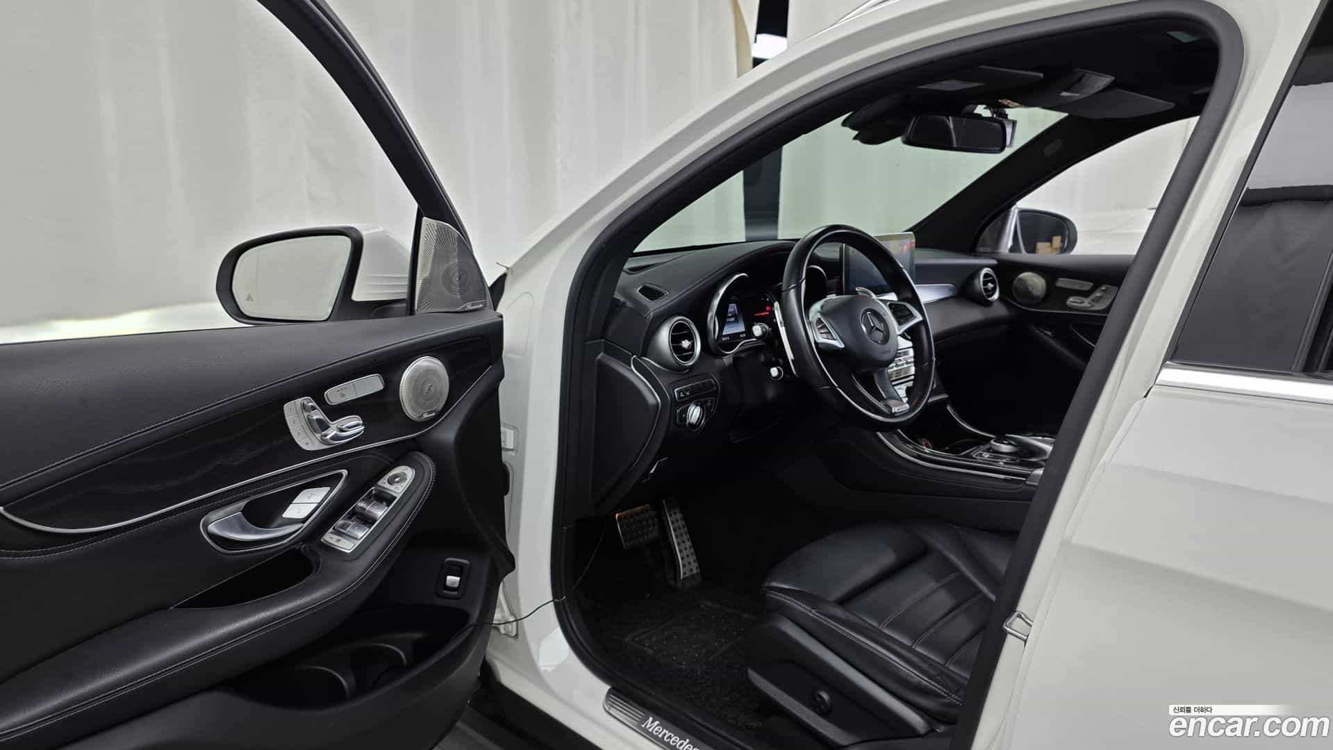 GLC-Class Mercedes-Benz 2017.0-INNER-010