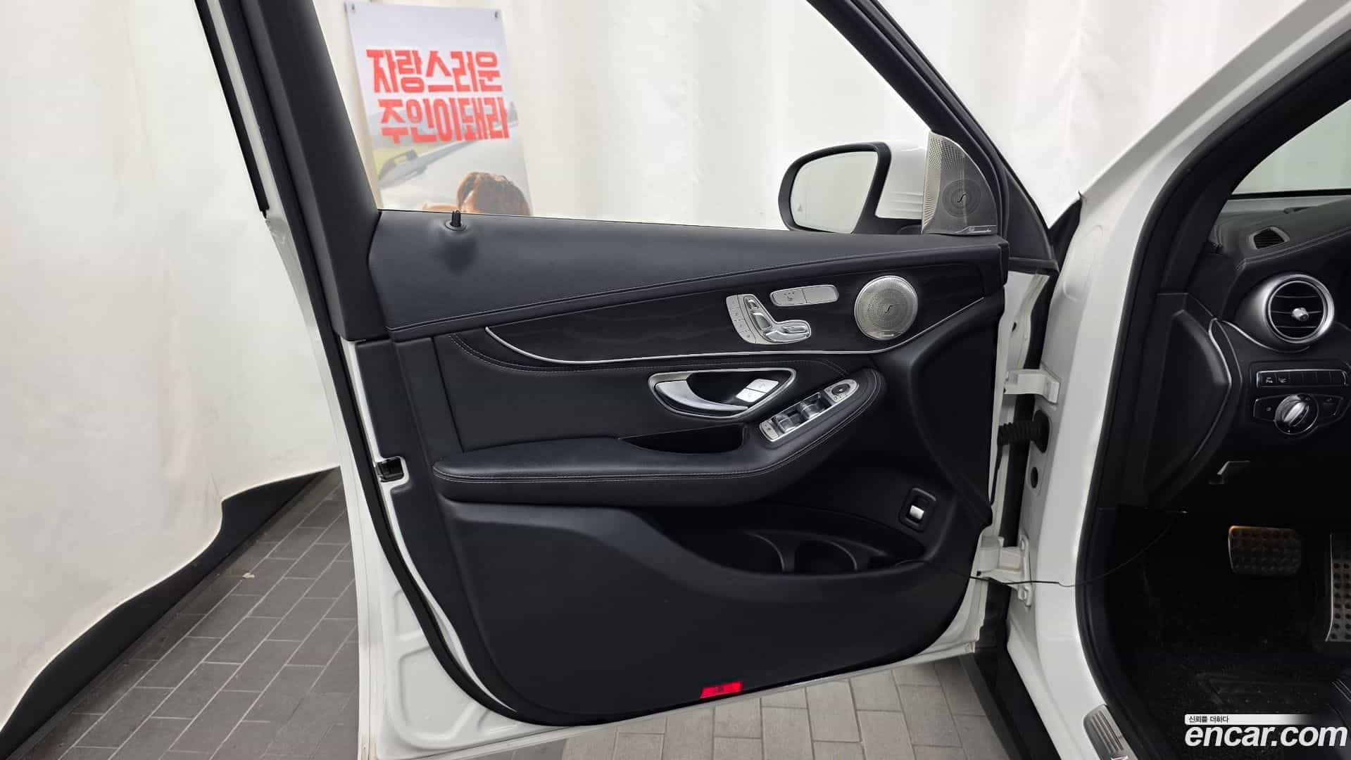 GLC-Class Mercedes-Benz 2017.0-INNER-034