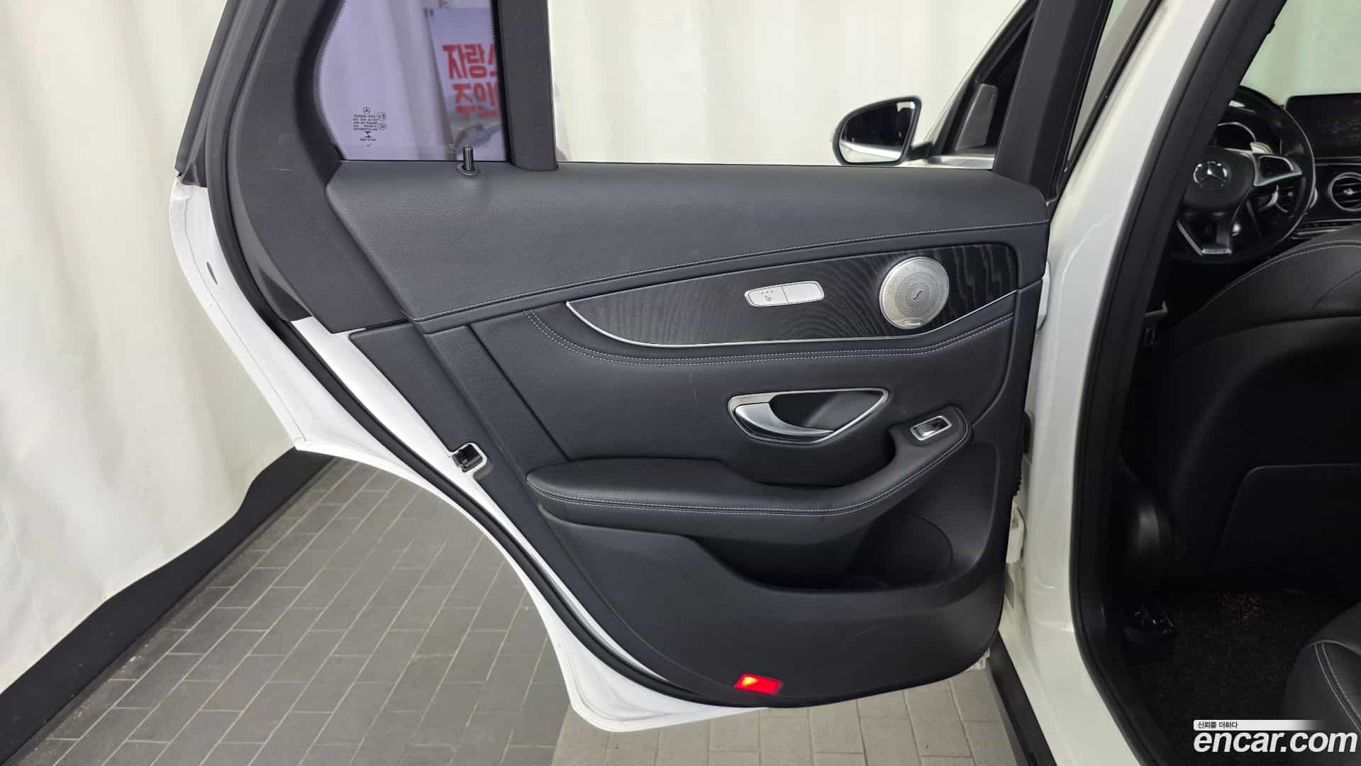 GLC-Class Mercedes-Benz 2017.0-INNER-035
