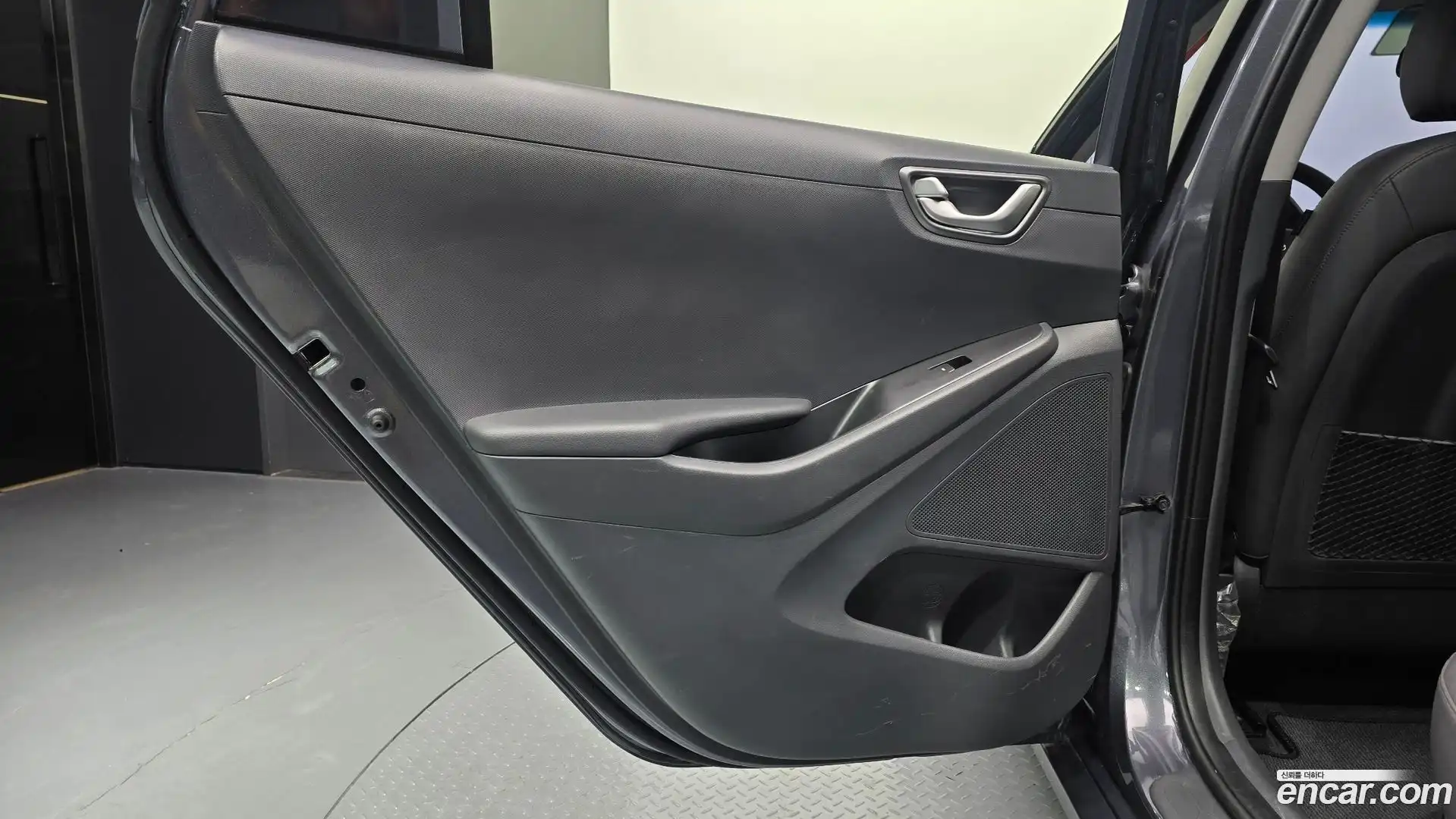 Ioniq Hyundai 2019.1-INNER-035