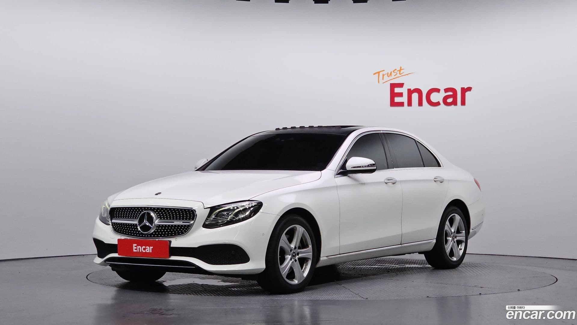 Main__Slider__Photo:E-Class Mercedes-Benz 2017.5-0