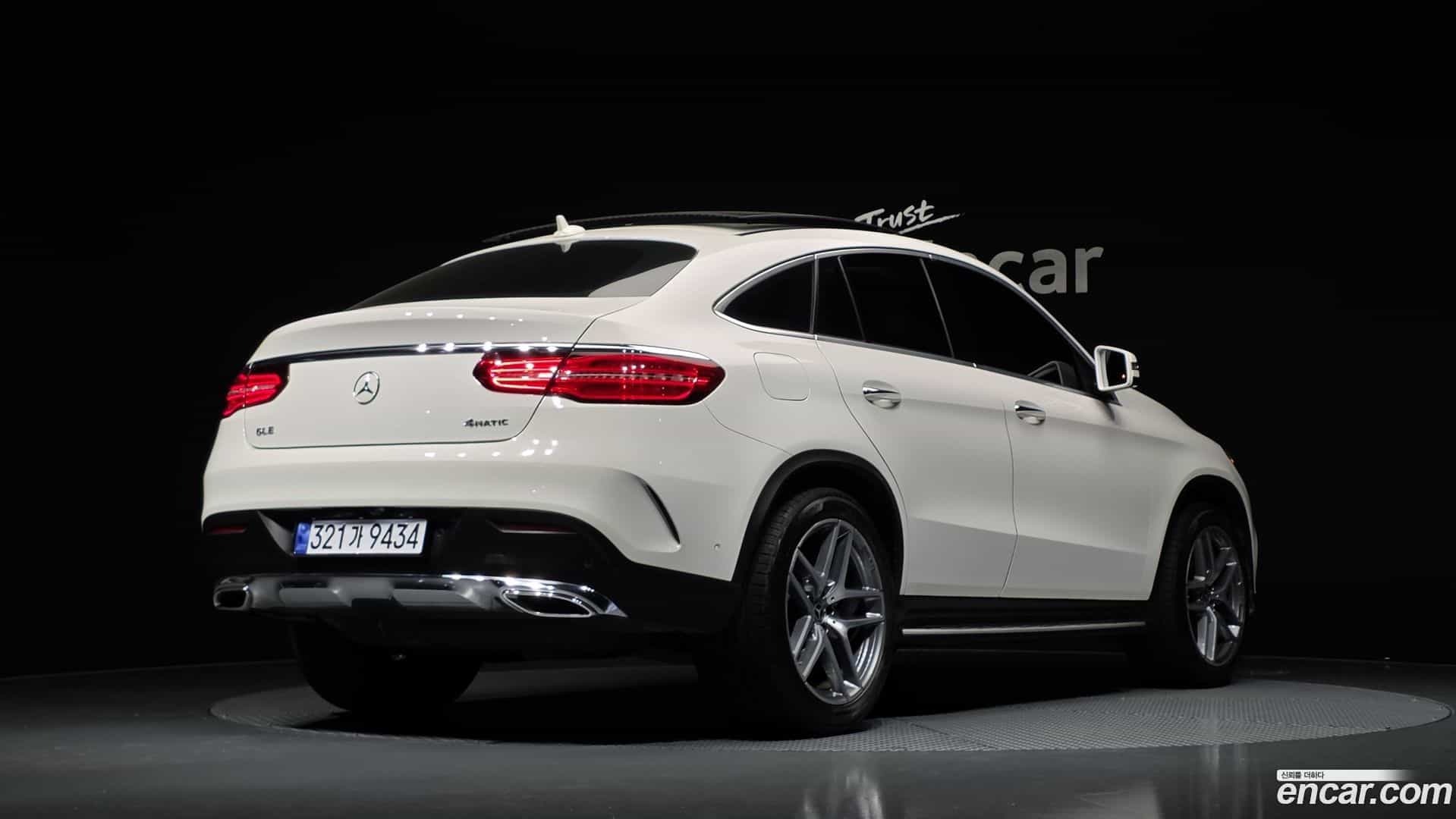 GLE-Class Mercedes-Benz 2018.8-OUTER-002