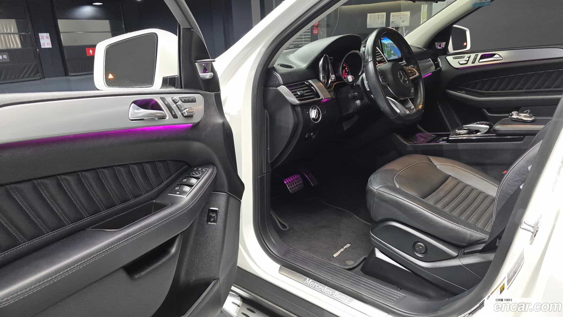 GLE-Class Mercedes-Benz 2018.8-INNER-010