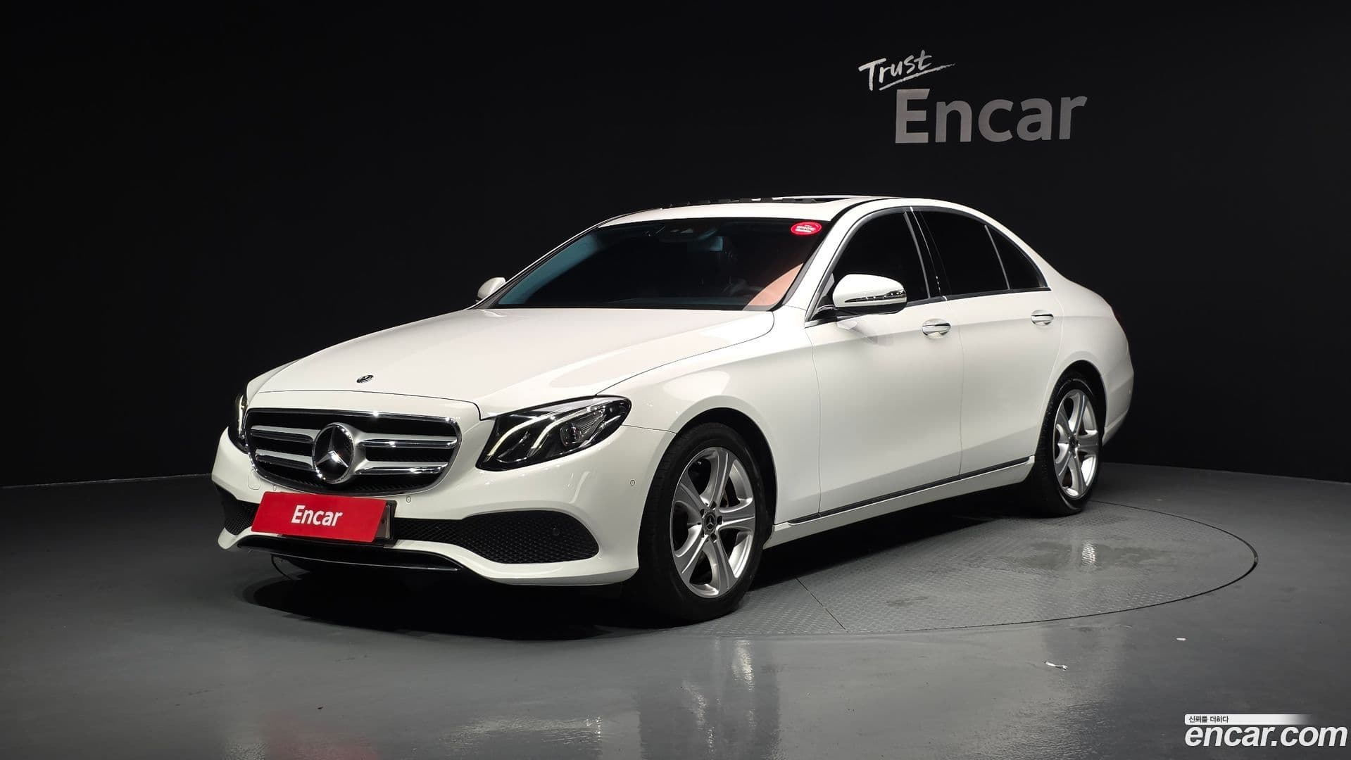 Main__Slider__Photo:E-Class Mercedes-Benz 2018.2-0