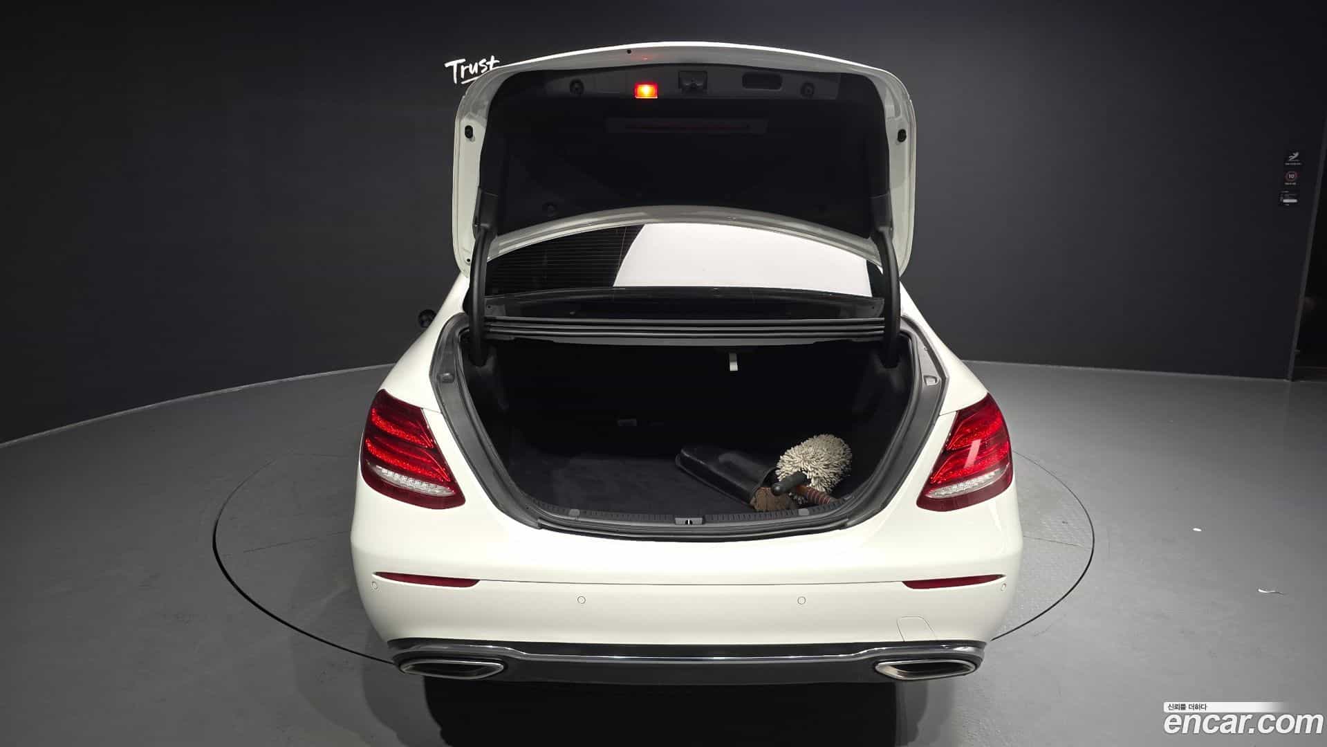 E-Class Mercedes-Benz 2018.2-OPTION-024