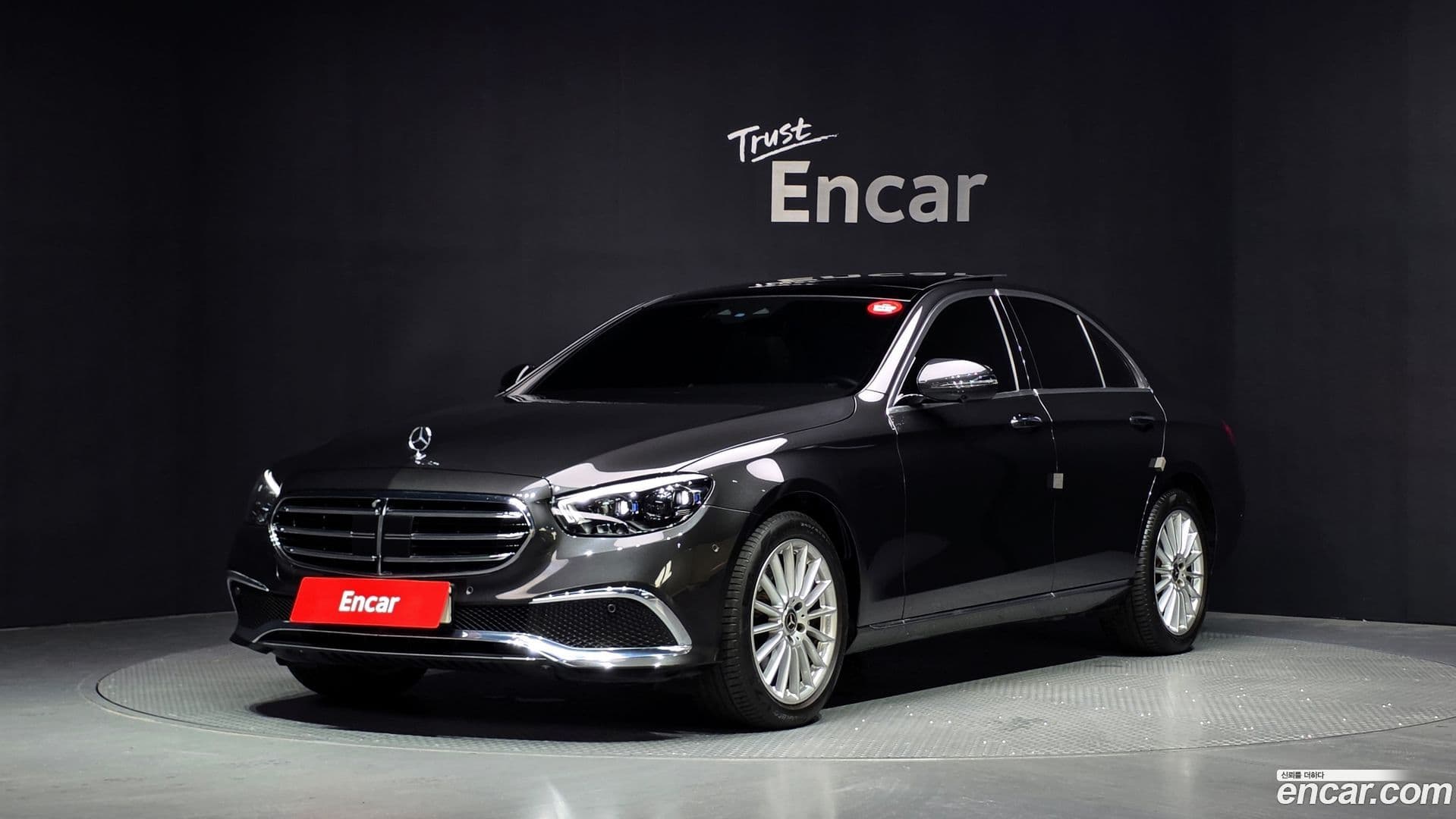 Main__Slider__Photo:E-Class Mercedes-Benz 2023.4-0