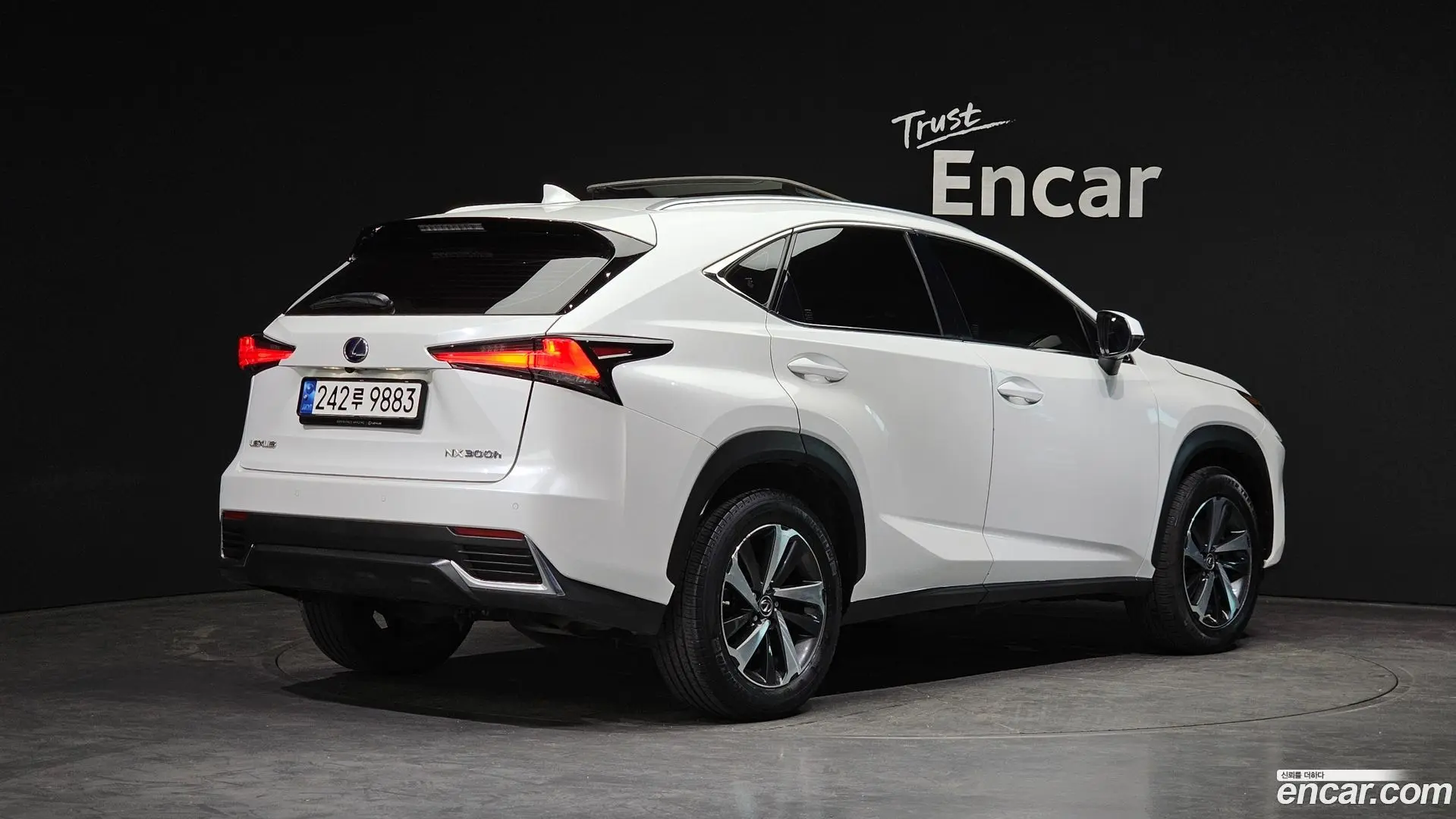 Main__Slider__Photo:NX Lexus 2019.3-1