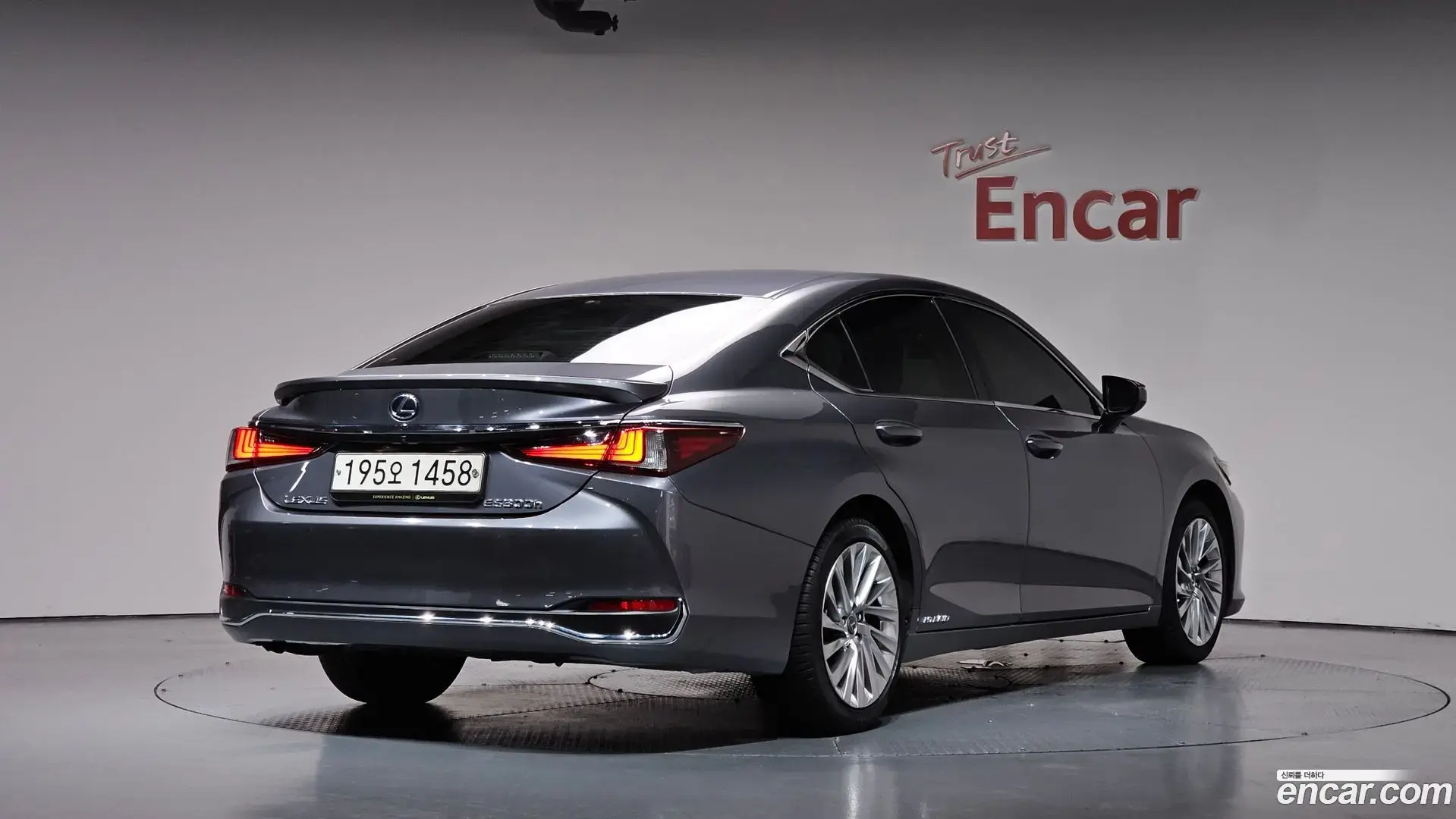 Main__Slider__Photo:ES Lexus 2020.1-1