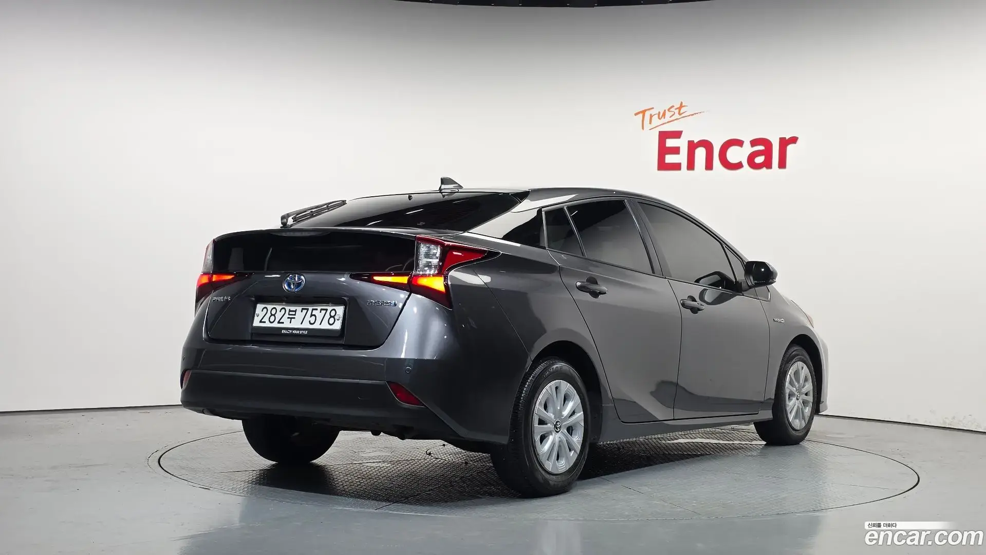 Main__Slider__Photo:Prius Toyota 2019.11-1