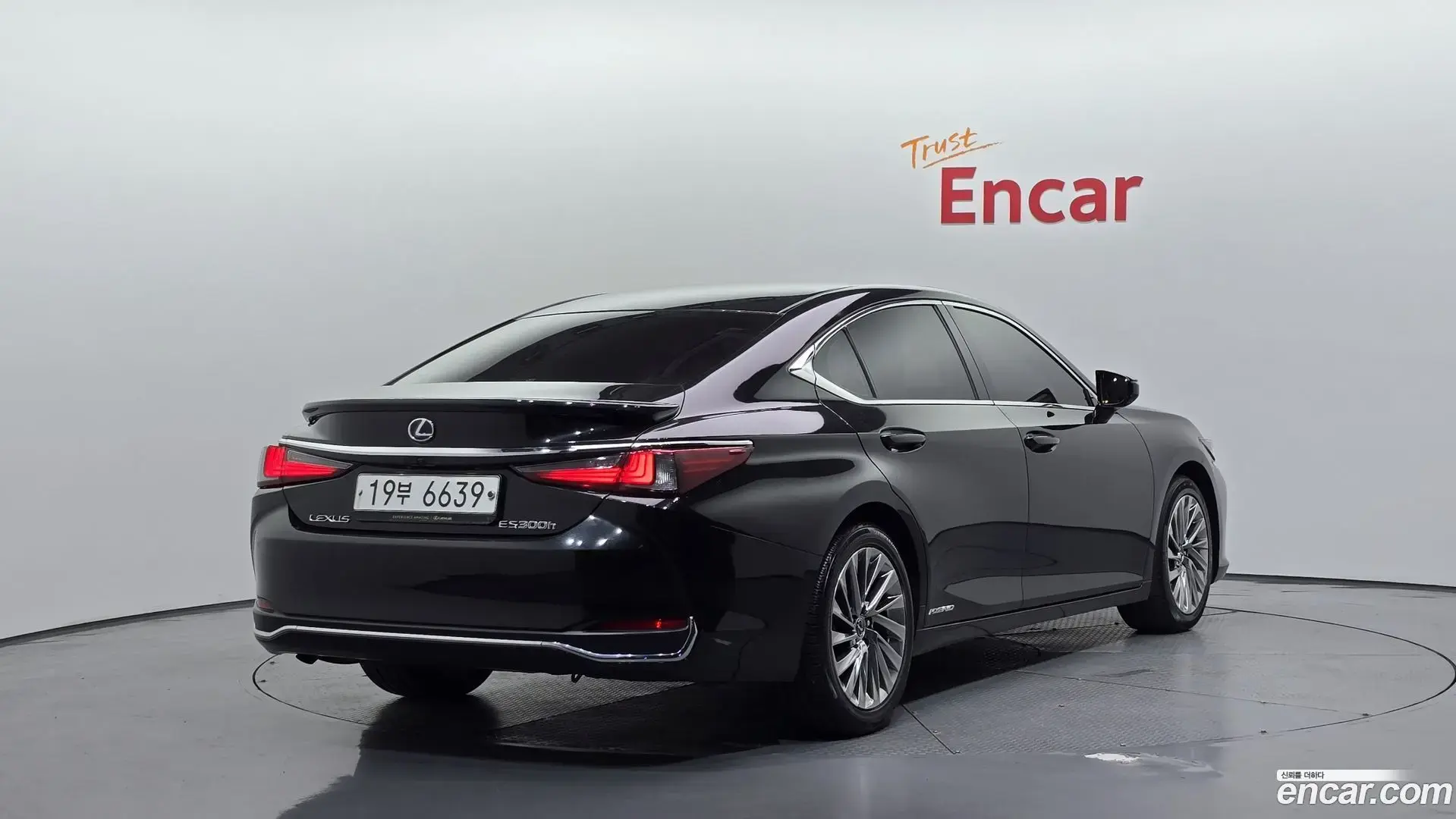 Main__Slider__Photo:ES Lexus 2019.0-1