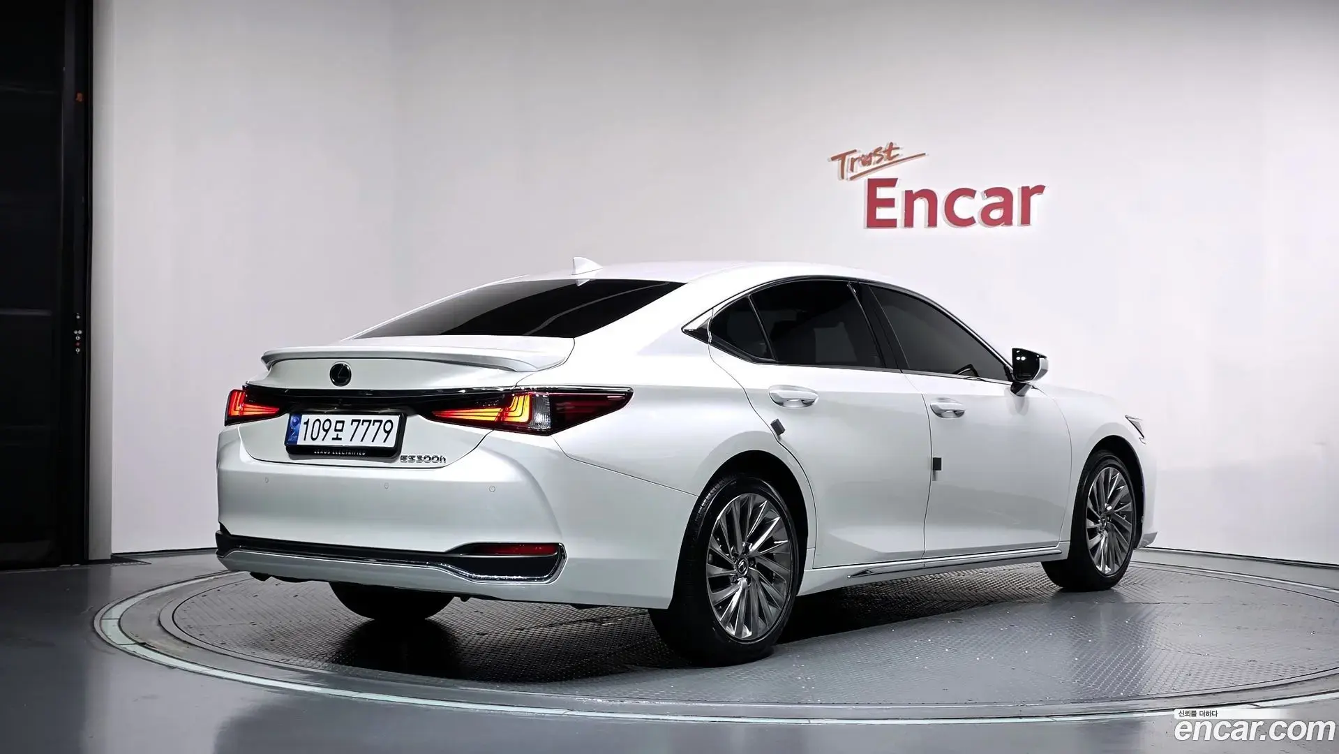 Main__Slider__Photo:ES Lexus 2025.2-1