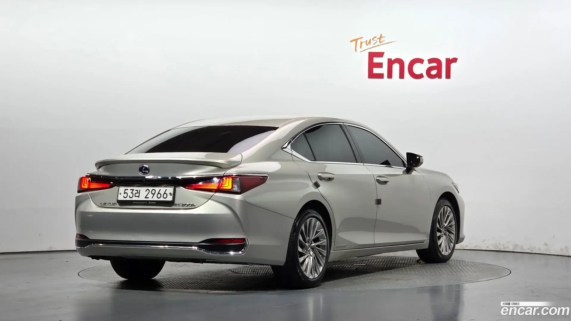Main__Slider__Photo:ES Lexus 2018.11-1