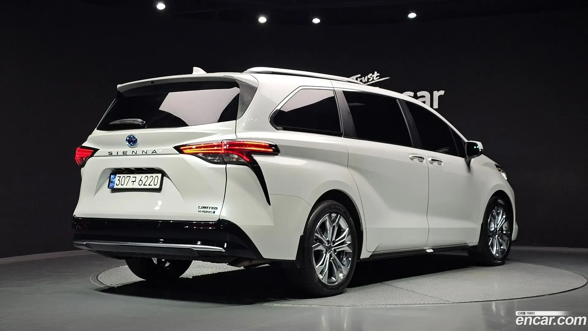 Main__Slider__Photo:Sienna Toyota 2022.11-1
