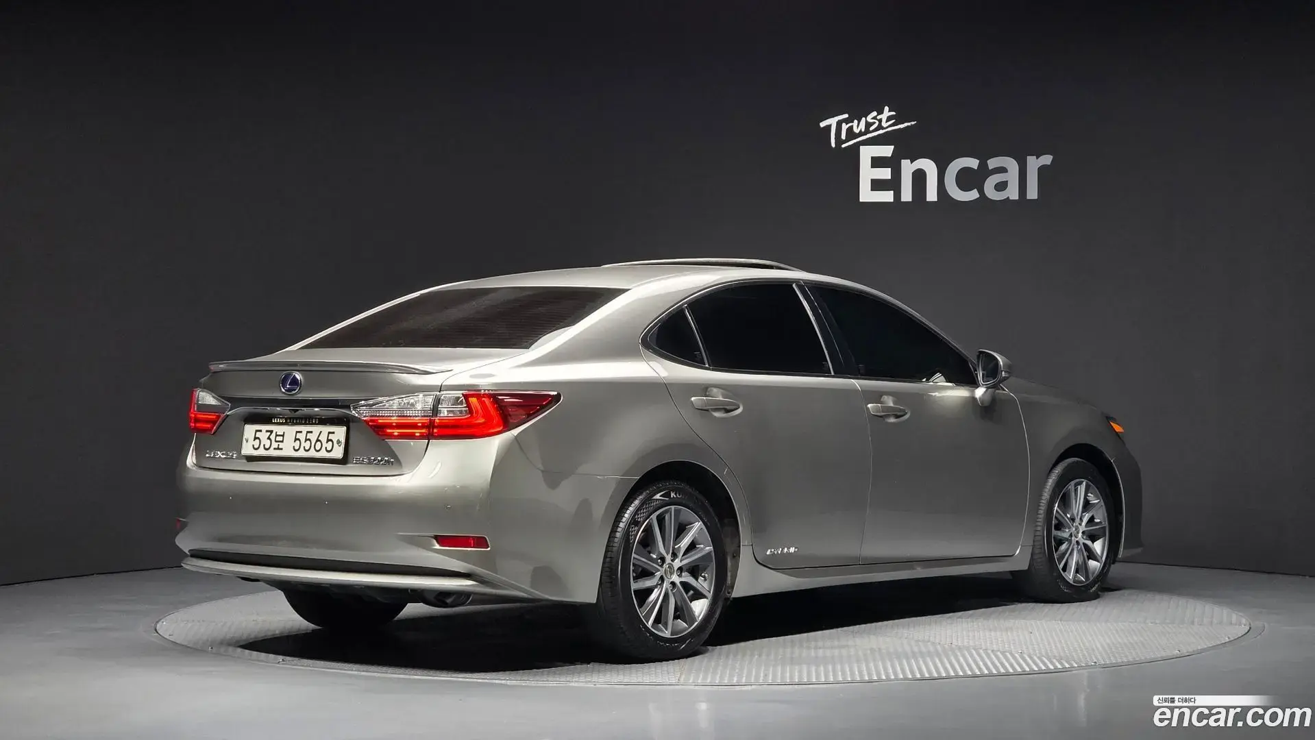 Main__Slider__Photo:ES Lexus 2017.3-1