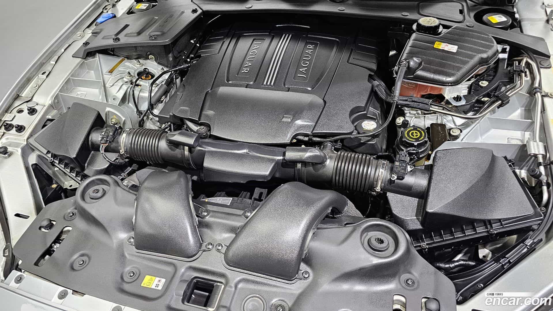 XJ Jaguar 2012.11-INNER-006