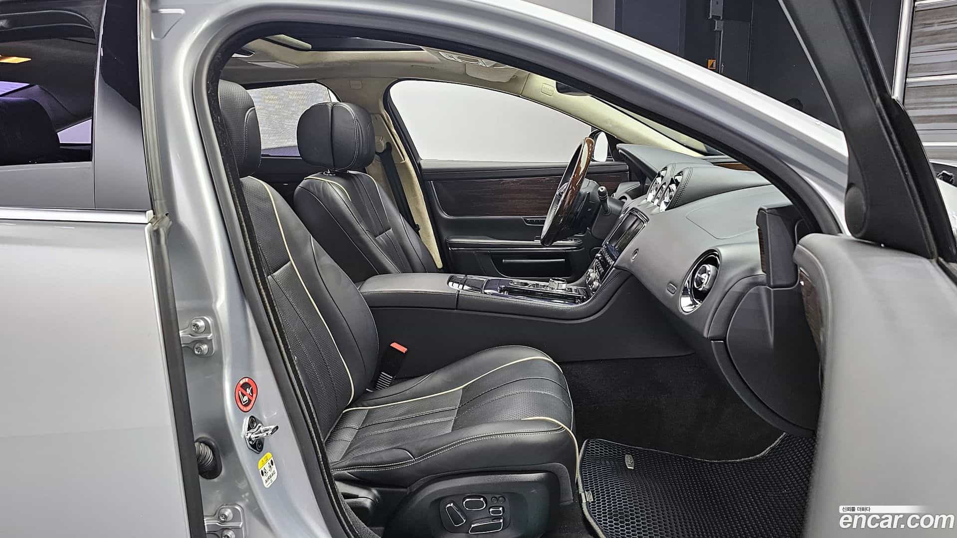 XJ Jaguar 2012.11-INNER-010