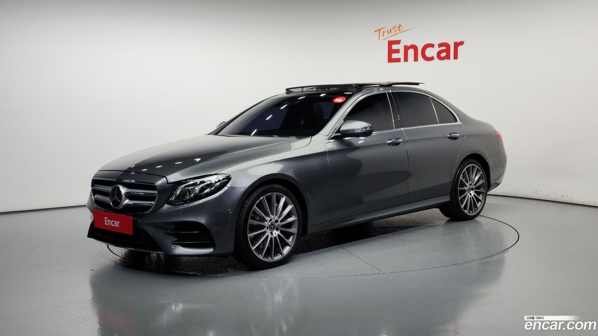 Main__Slider__Photo:E-Class Mercedes-Benz 2019.7-0