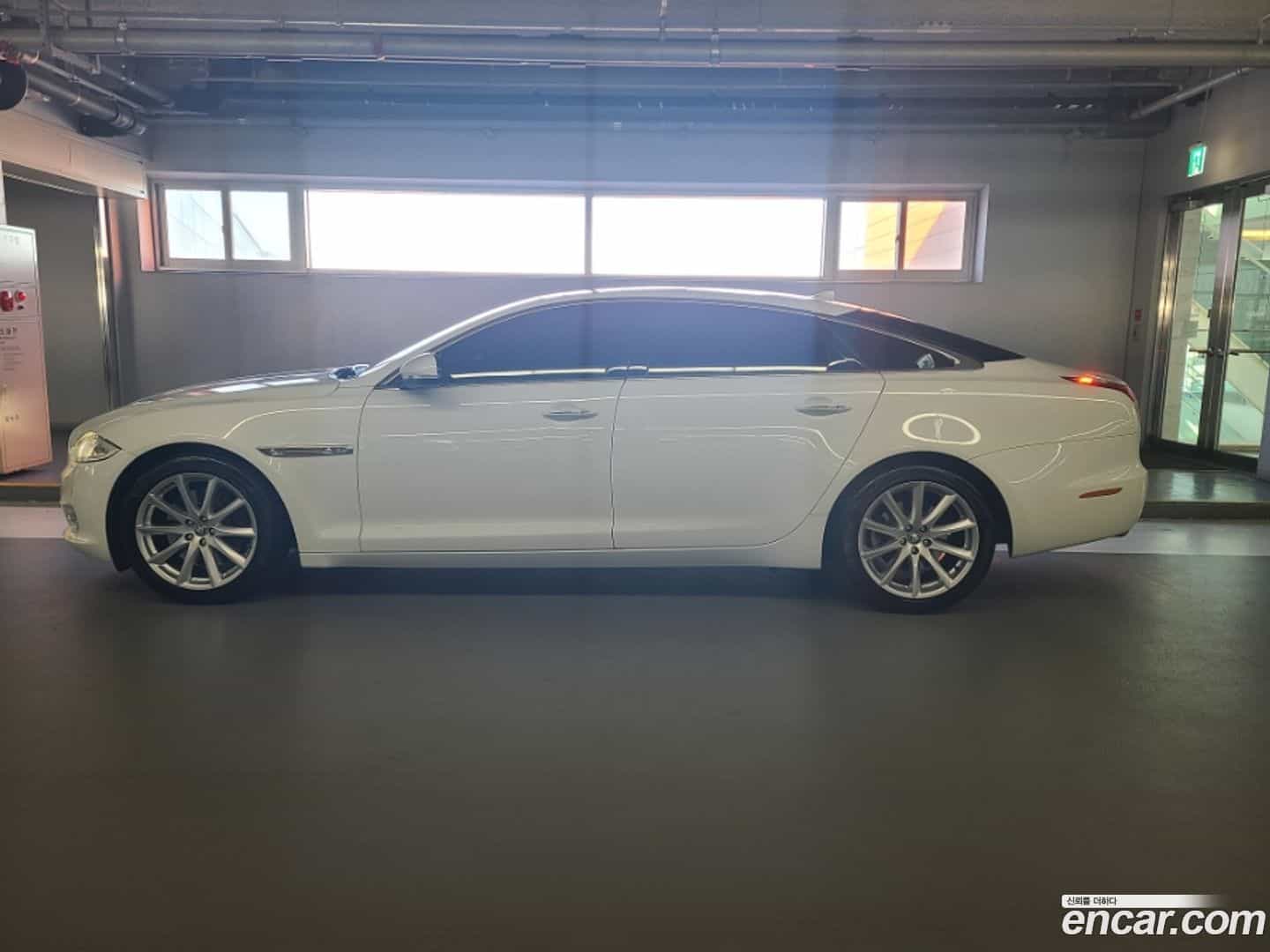 XJ Jaguar 2013.11-OUTER-004