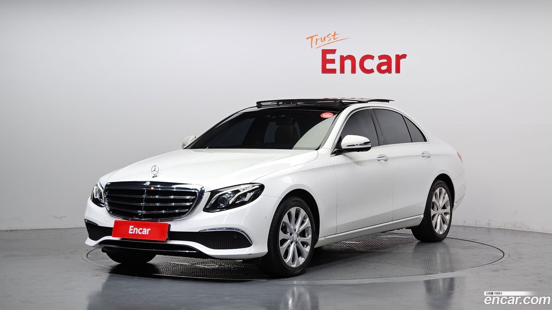 Main__Slider__Photo:E-Class Mercedes-Benz 2017.0-0