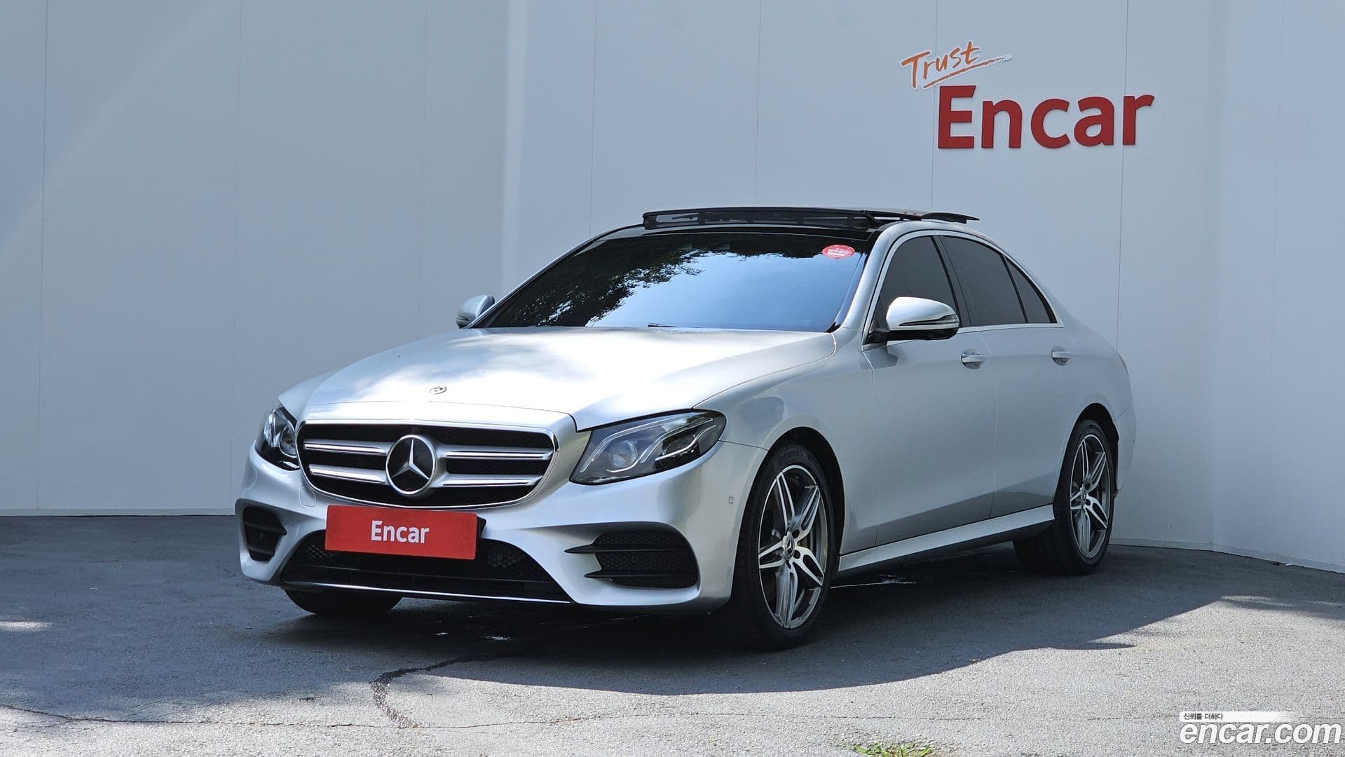 Main__Slider__Photo:E-Class Mercedes-Benz 2020.0-0