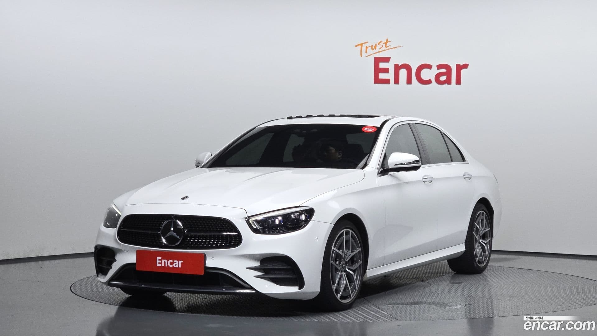 Main__Slider__Photo:E-Class Mercedes-Benz 2020.10-0