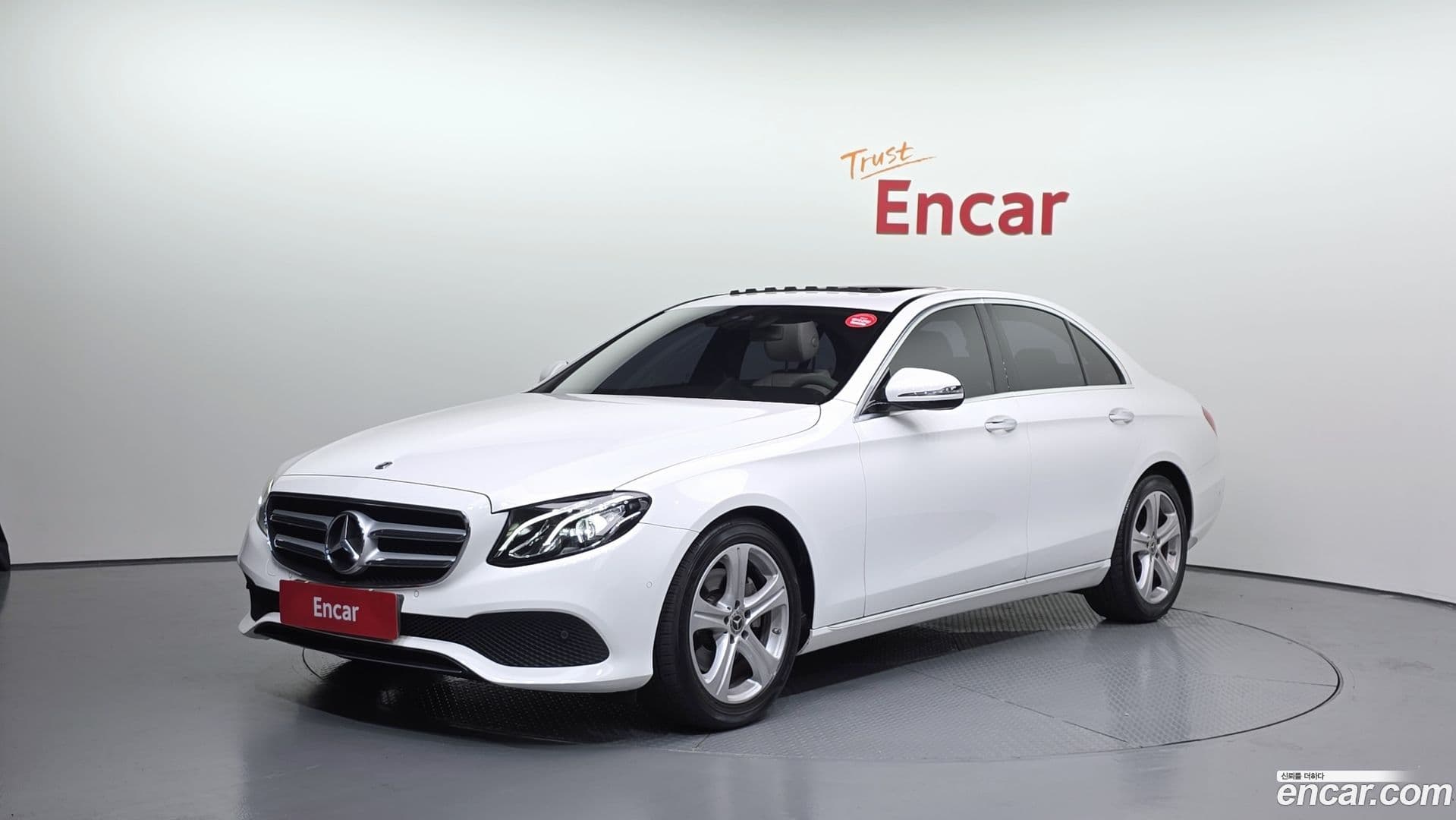 Main__Slider__Photo:E-Class Mercedes-Benz 2018.2-0