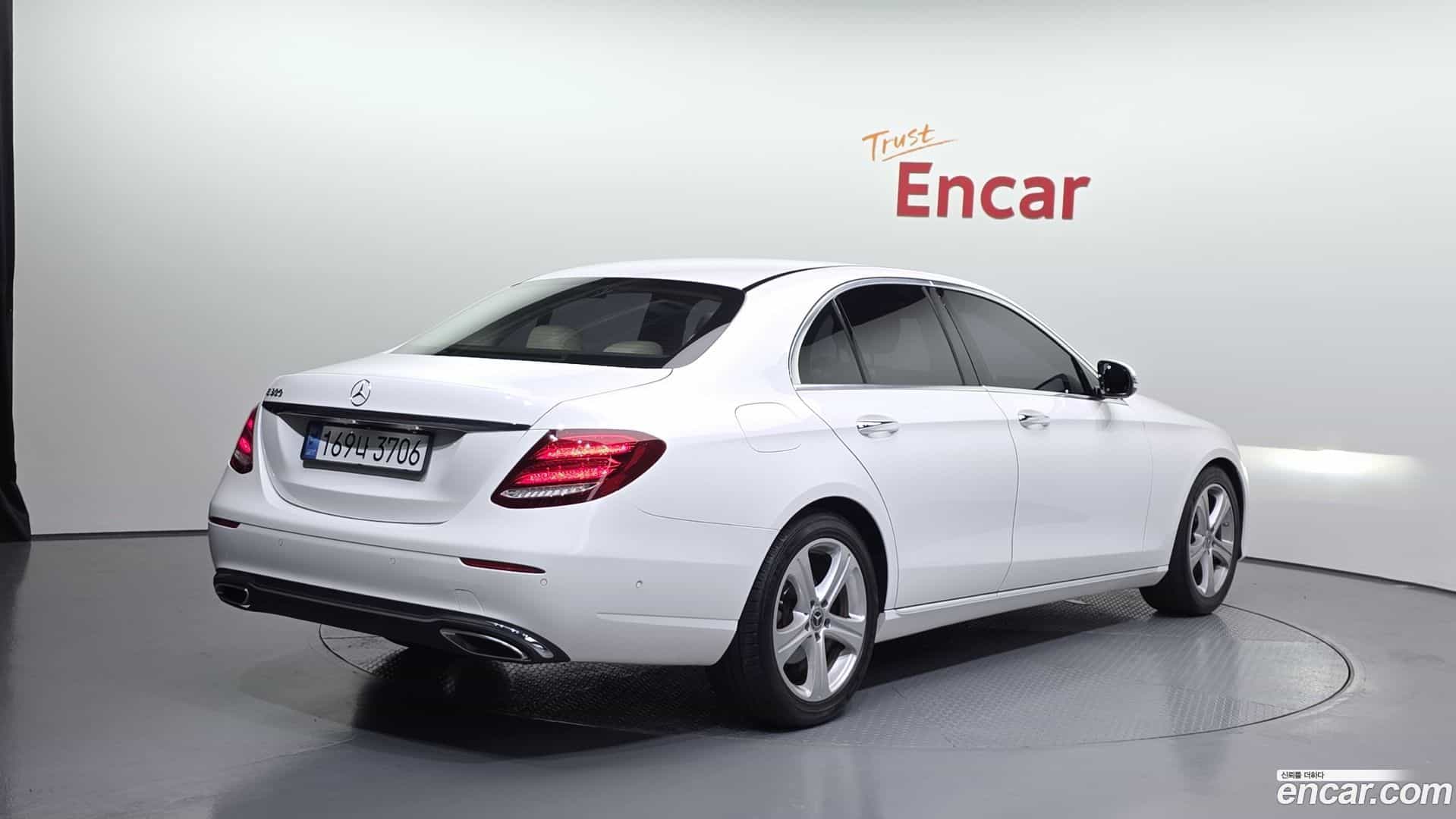 E-Class Mercedes-Benz 2018.2-OUTER-2