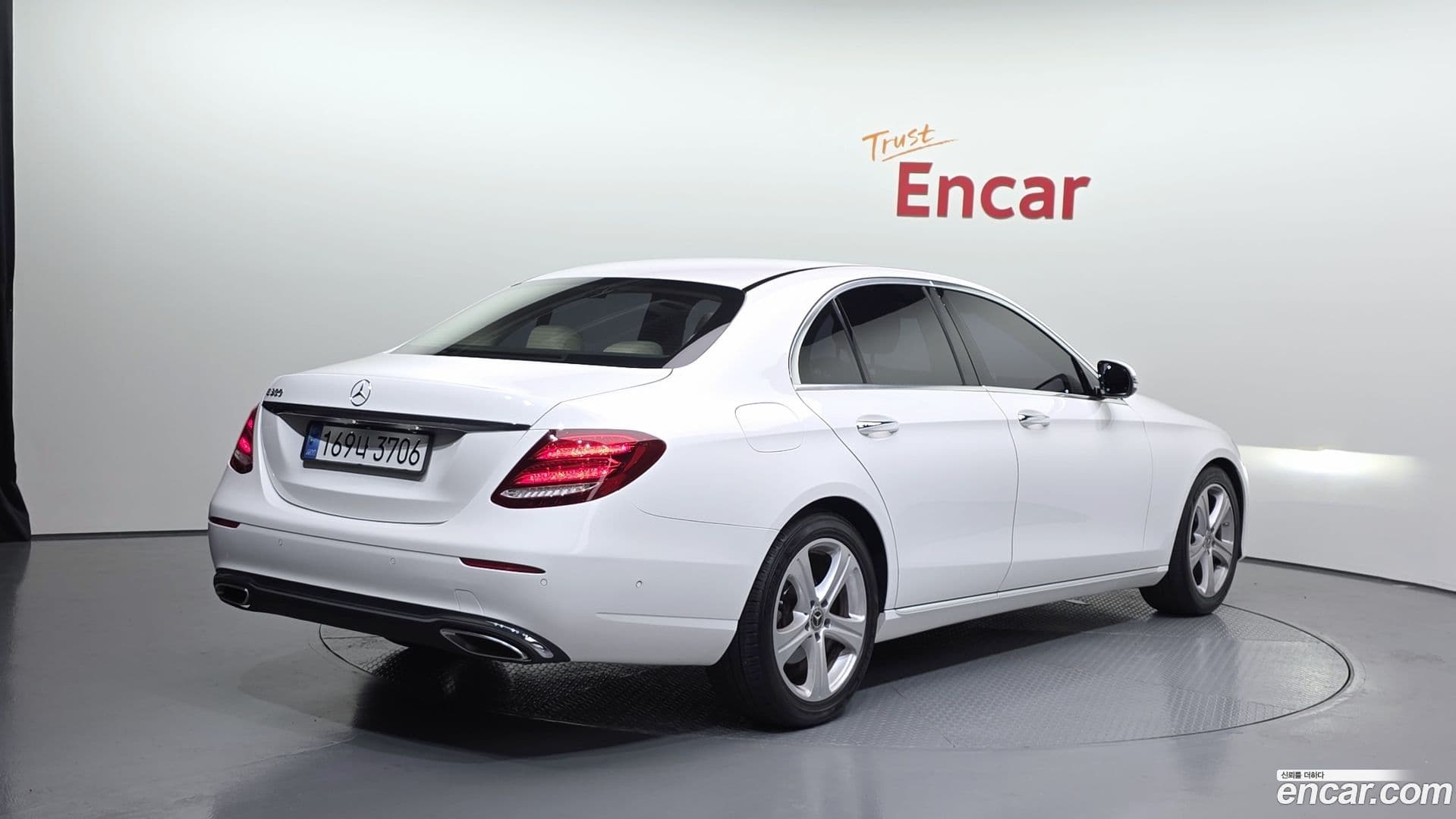 Main__Slider__Photo:E-Class Mercedes-Benz 2018.2-1